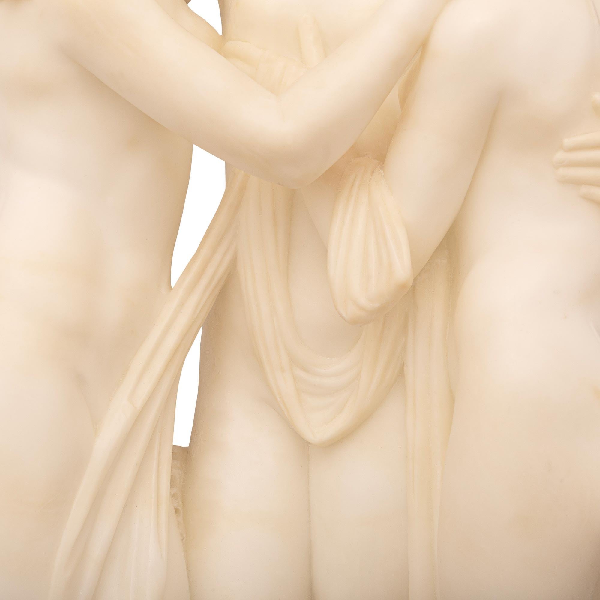 Statue néoclassique italienne du XIXe siècle. Statue en albâtre des Trois Grâces en vente 3