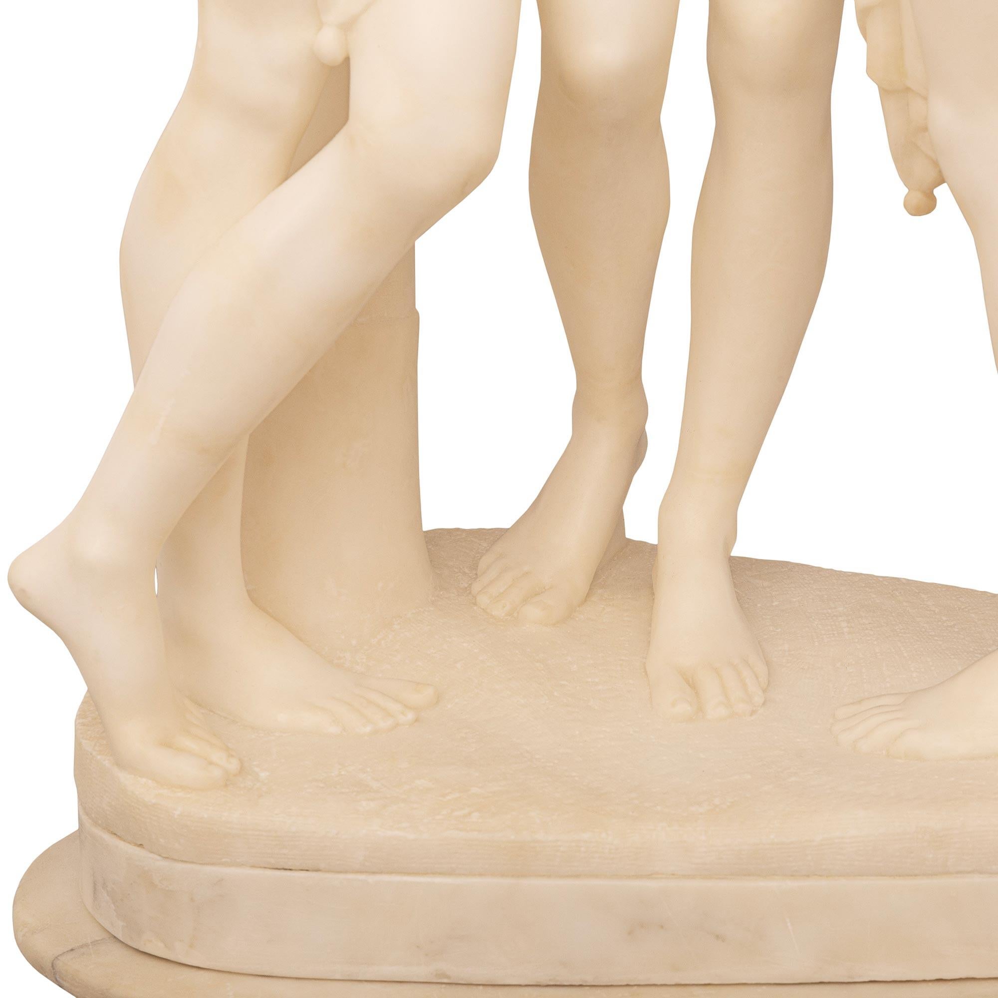 Statue néoclassique italienne du XIXe siècle. Statue en albâtre des Trois Grâces en vente 5