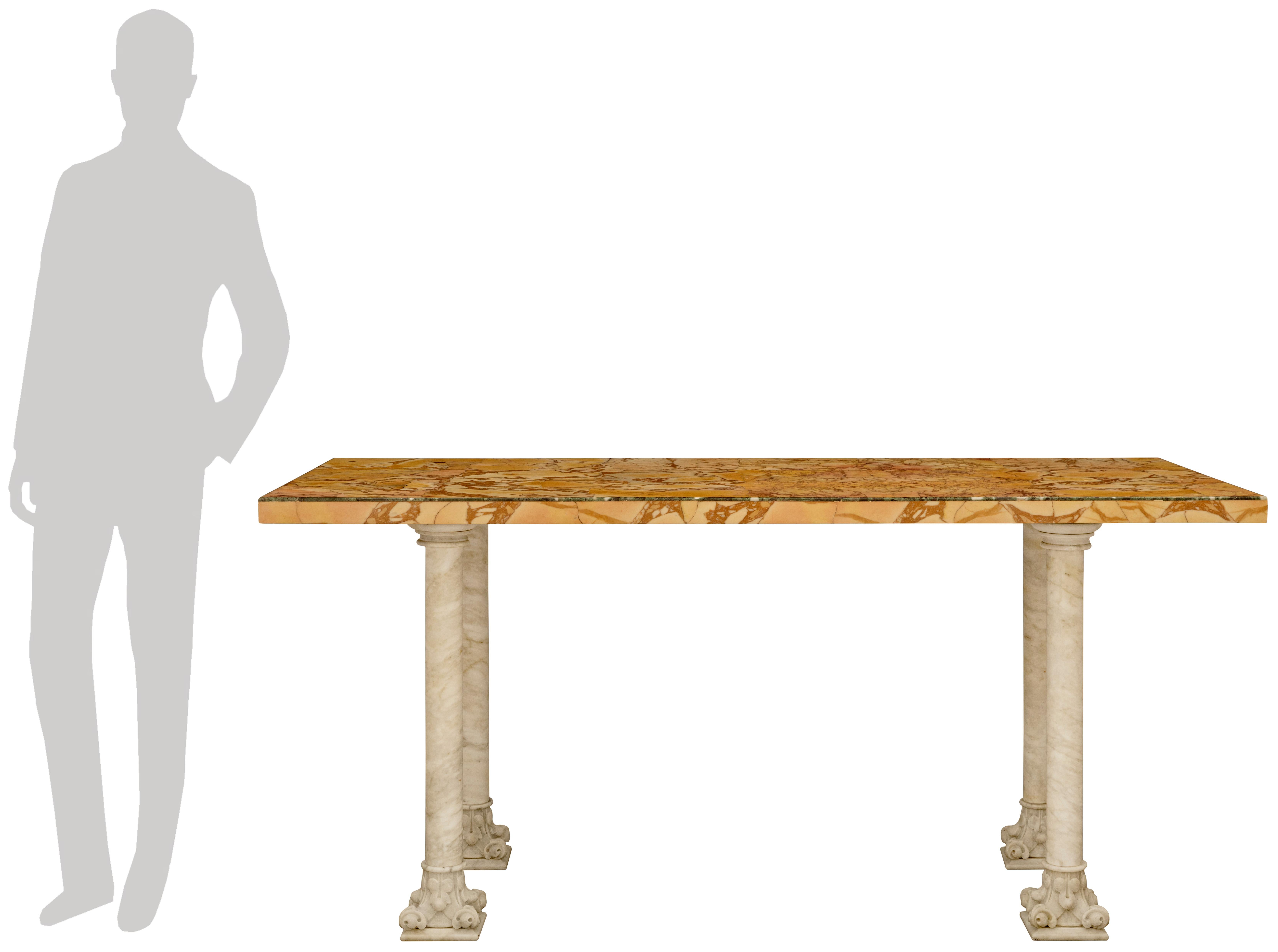 Ein beeindruckender und sehr eleganter italienischer neoklassizistischer Tisch aus dem 19. Calacatta und Breccia Dorata Marmor Esstisch / Center Tisch. Vier Pilaster aus Calacatta-Marmor mit detailreichen korinthischen Sockeln und kreisrunden