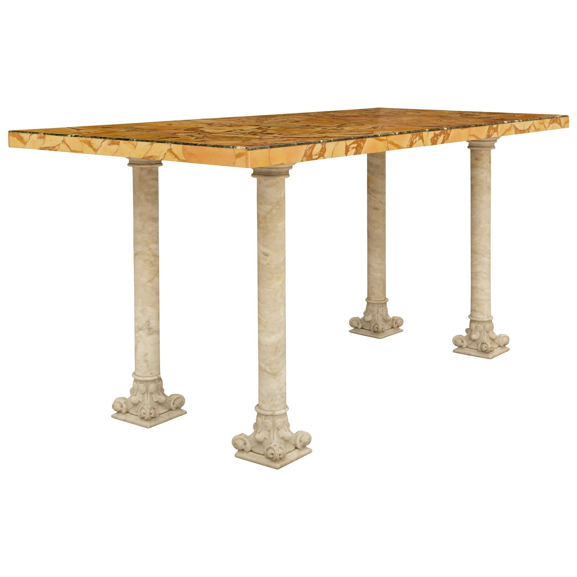 Italienischer neoklassizistischer italienischer Tisch aus Calacatta- und Breccia Dorata-Marmor des 19. Jahrhunderts (Neoklassisch) im Angebot