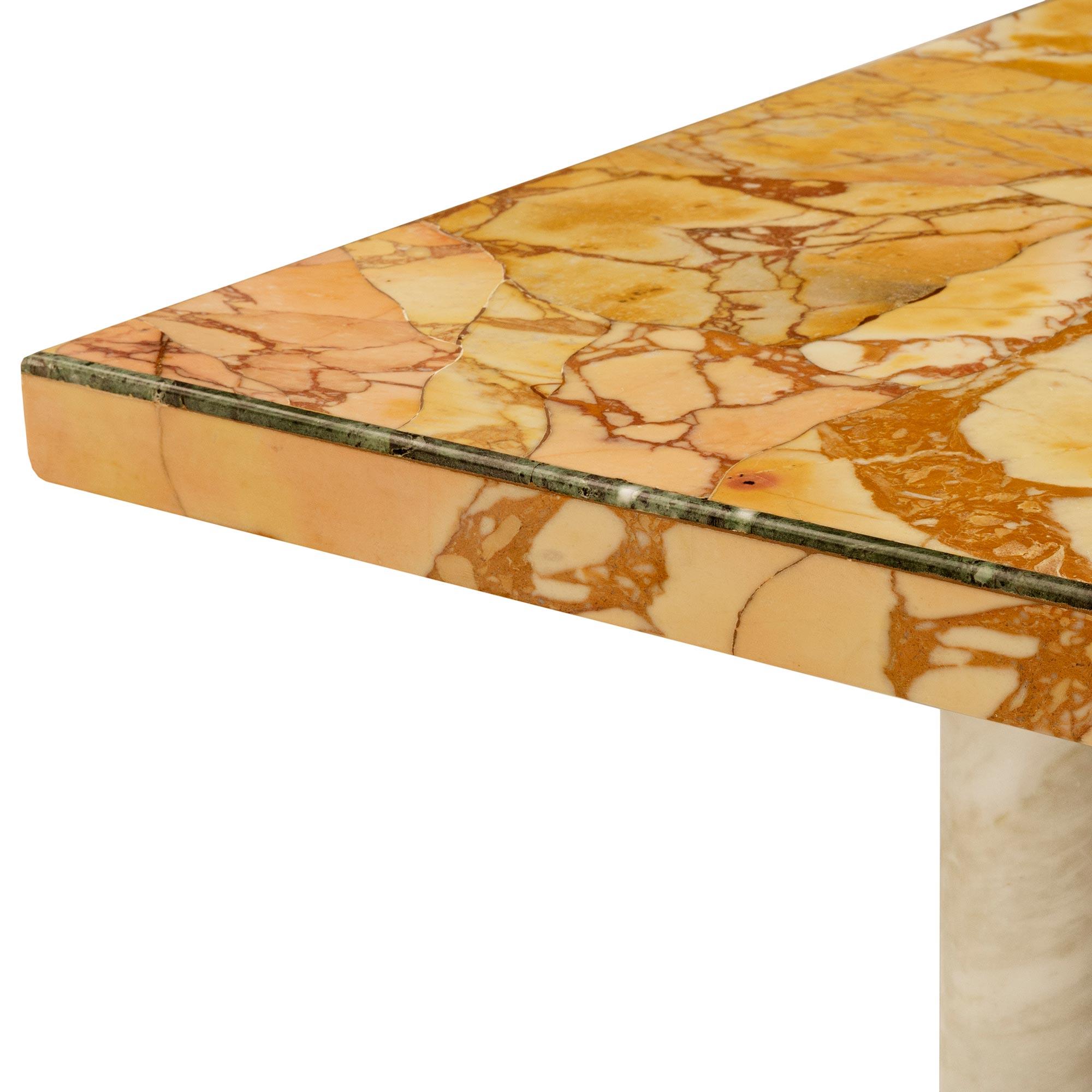 Italienischer neoklassizistischer italienischer Tisch aus Calacatta- und Breccia Dorata-Marmor des 19. Jahrhunderts im Angebot 1