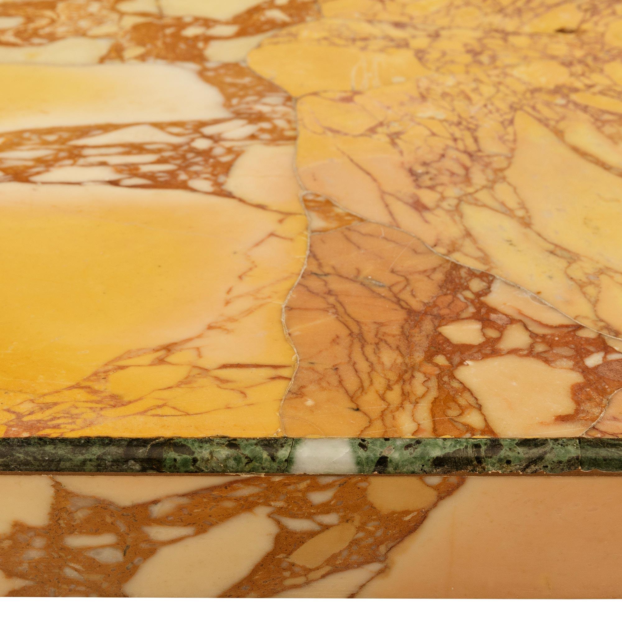 Italienischer neoklassizistischer italienischer Tisch aus Calacatta- und Breccia Dorata-Marmor des 19. Jahrhunderts im Angebot 2