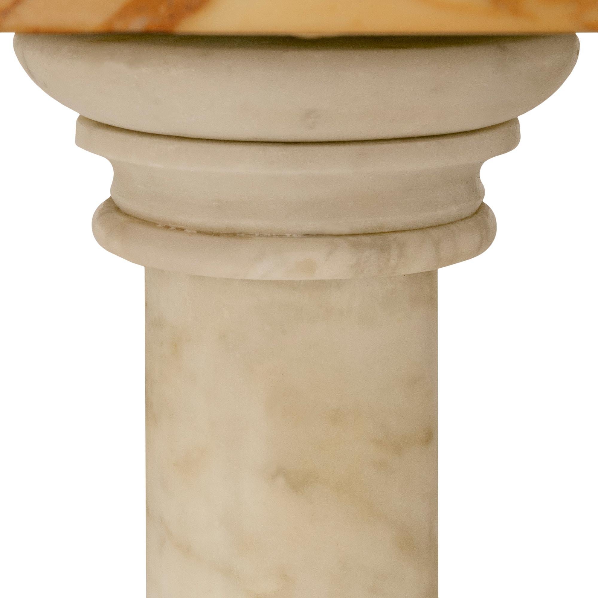Italienischer neoklassizistischer italienischer Tisch aus Calacatta- und Breccia Dorata-Marmor des 19. Jahrhunderts im Angebot 3