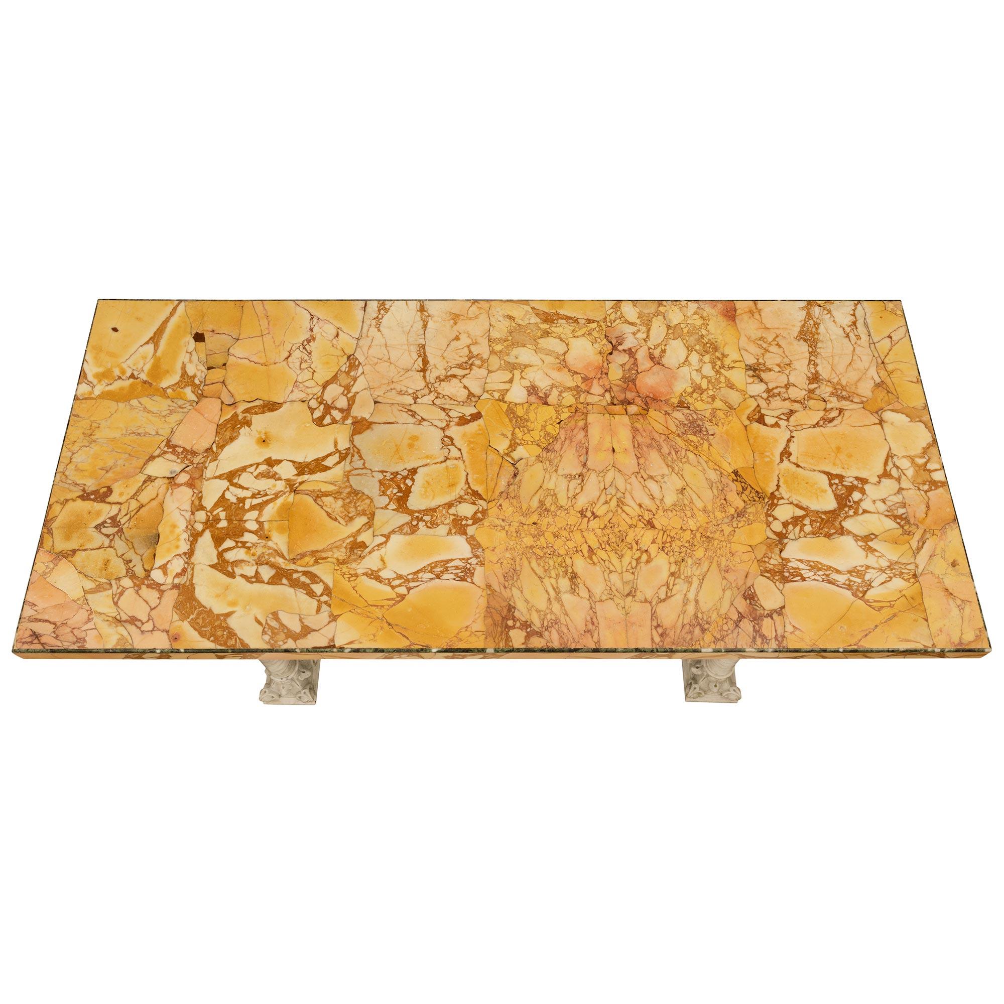 Italienischer neoklassizistischer italienischer Tisch aus Calacatta- und Breccia Dorata-Marmor des 19. Jahrhunderts im Angebot 5