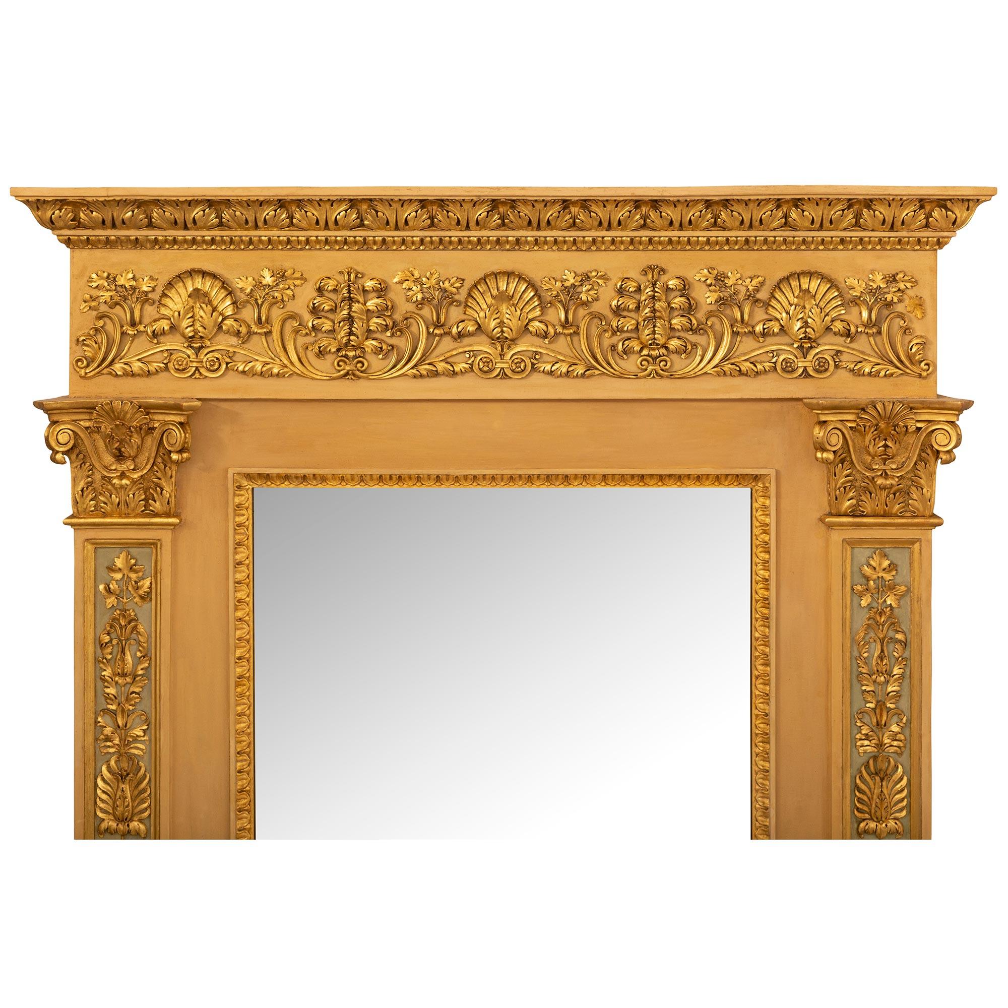 Remarquable console néoclassique italienne du XIXe siècle en bois doré patiné et en faux marbre peint, assortie d'un miroir. La console autoportante est surélevée par un étage inférieur en faux marbre peint, merveilleusement exécuté, avec une façade