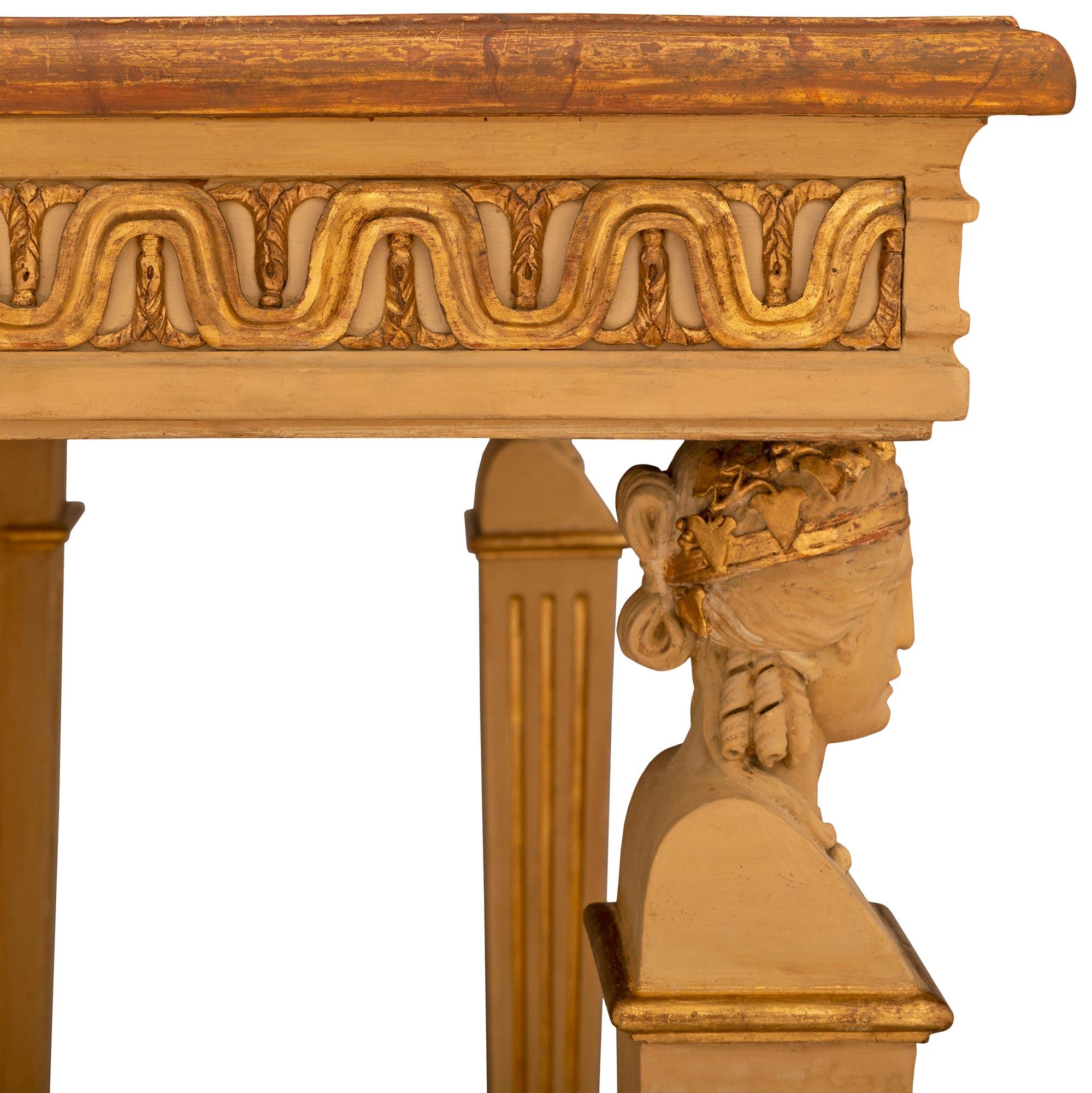 Console italienne néoclassique du 19ème siècle en bois doré et faux marbre Bon état - En vente à West Palm Beach, FL