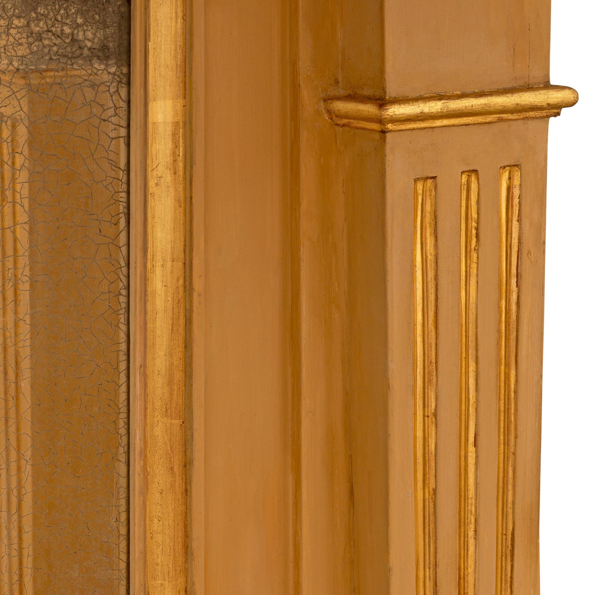 Console italienne néoclassique du 19ème siècle en bois doré et faux marbre en vente 1