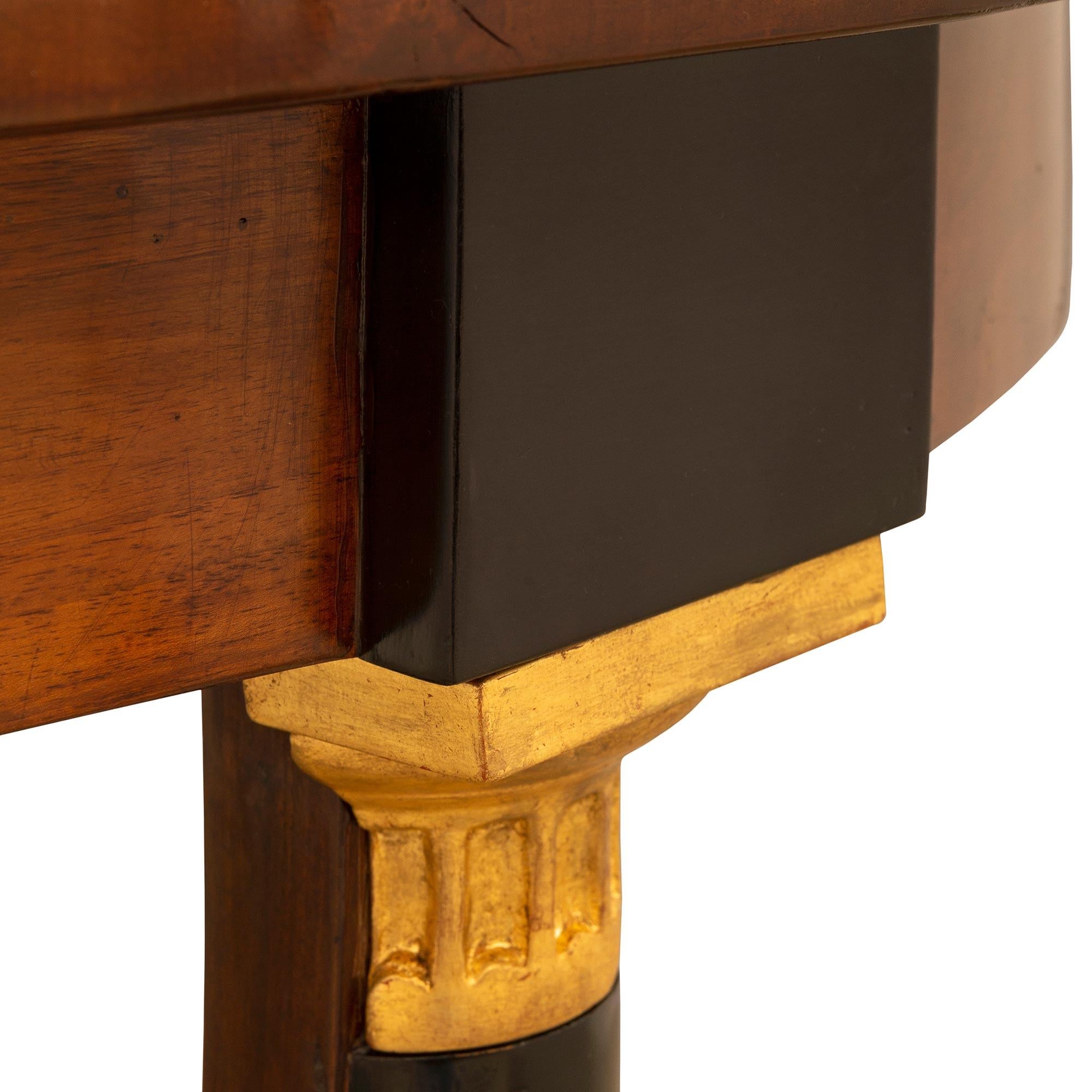Ébénisé Table centrale italienne néoclassique du XIXe siècle en acajou et bois fruitier de style néoclassique en vente