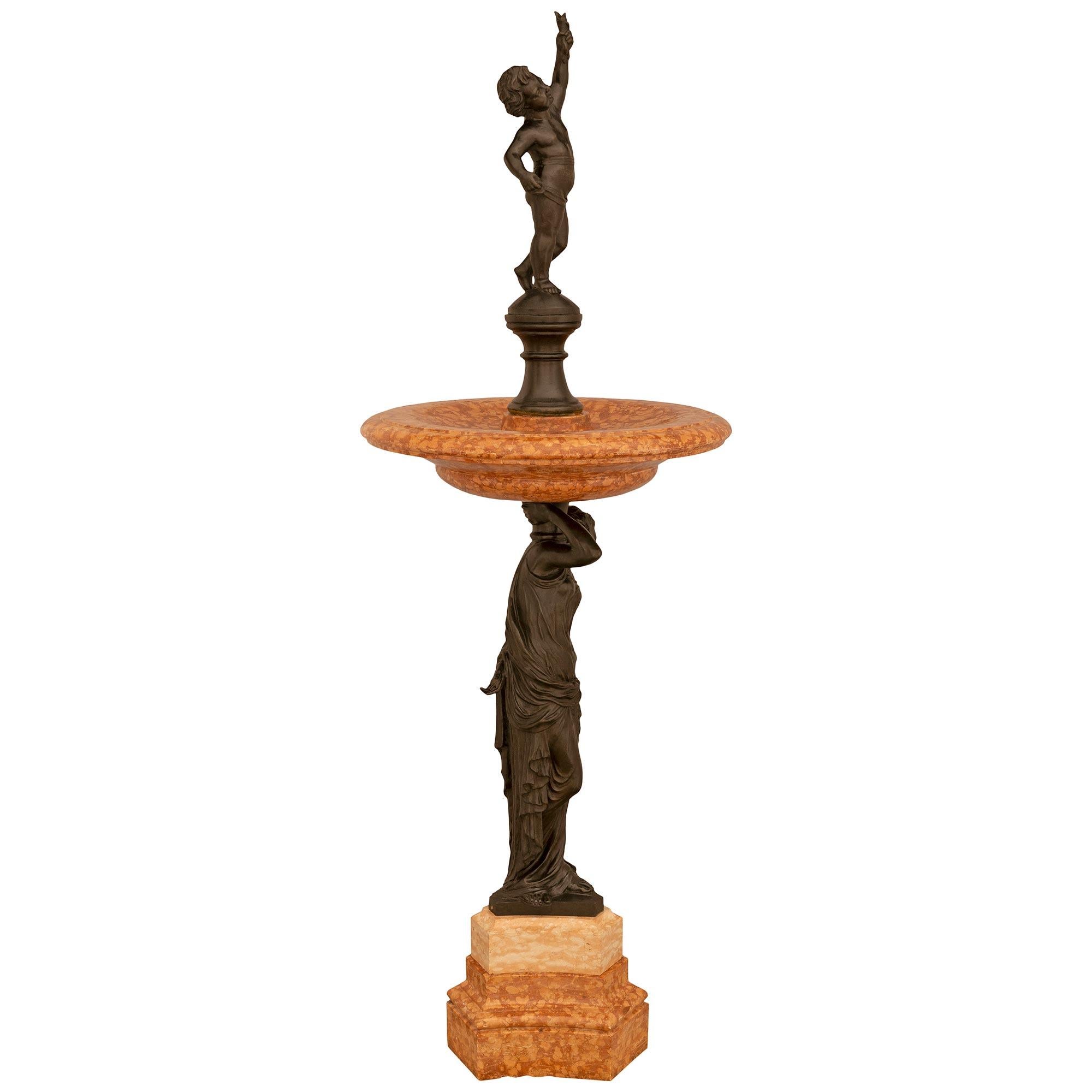 Ein beeindruckender und einzigartiger italienischer neoklassizistischer Brunnen aus dem 19. Rouge de Verone, Valence Rosa Marmor und patinierte Bronze-Brunnen. Dieser außergewöhnliche Brunnen wird von einem massiven, zweistöckigen Sockel aus Rouge