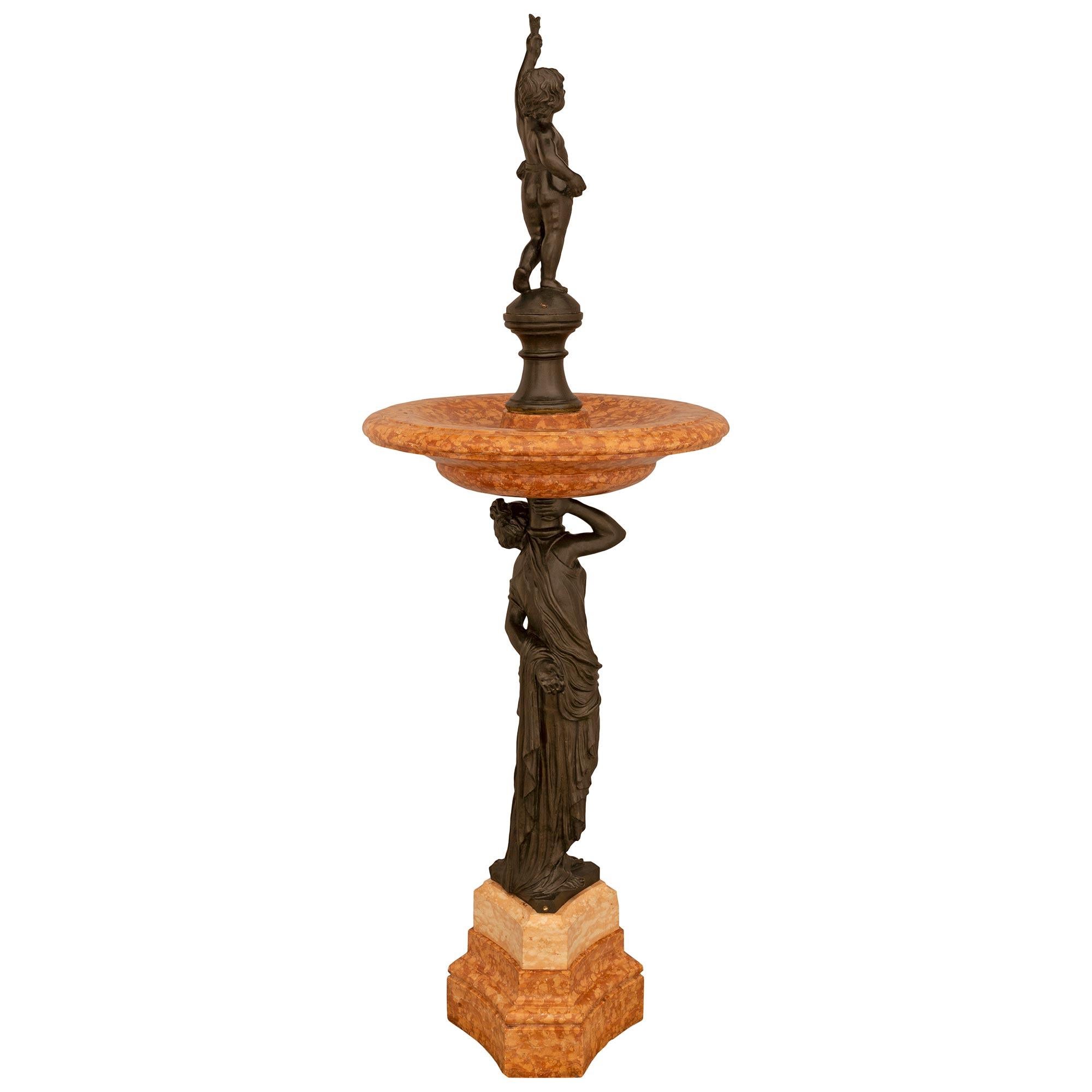 Italienischer neoklassizistischer Brunnen des 19. Marmor- und patinierter Bronzebrunnen (Neoklassisch) im Angebot