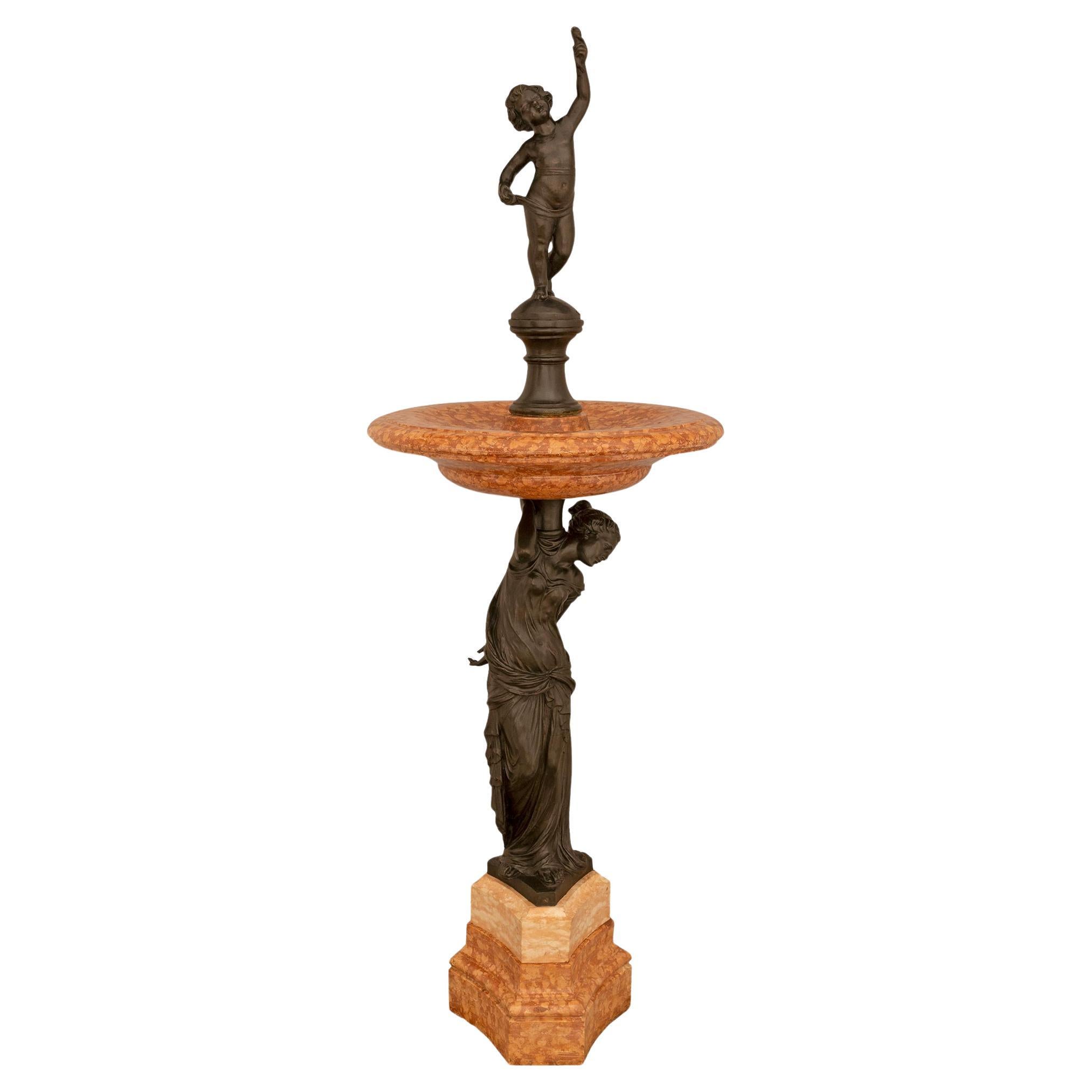 Italienischer neoklassizistischer Brunnen des 19. Marmor- und patinierter Bronzebrunnen im Angebot