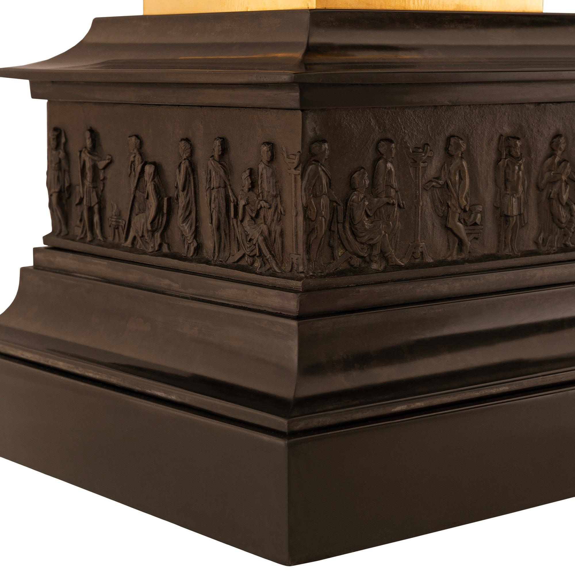 Statua neoclassica italiana del XIX secolo in marmo, Ormolu e bronzo in vendita 4