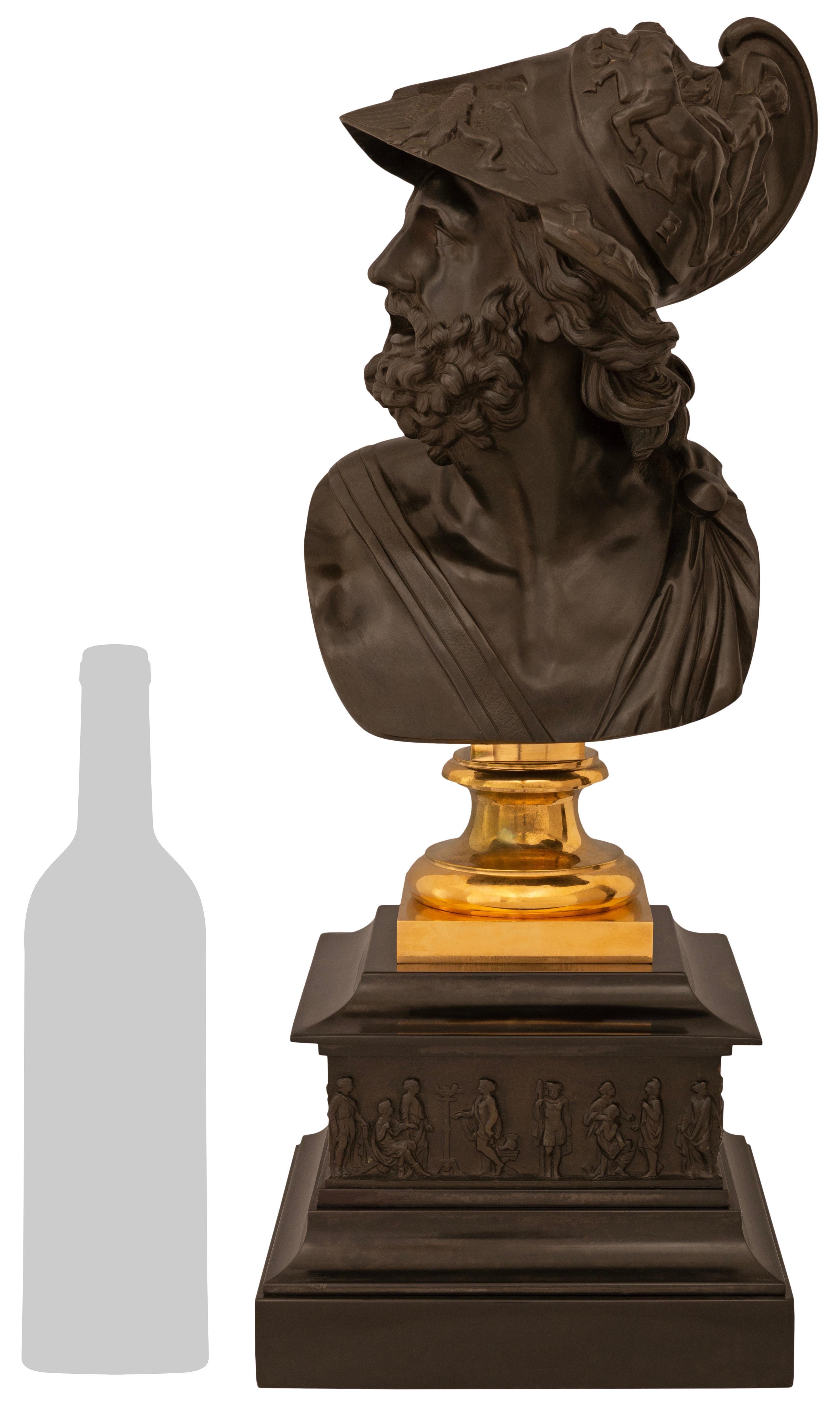 Bella e finemente dettagliata statua italiana neoclassica del XIX secolo in marmo nero belga, Ormolu e bronzo patinato di Aiace il Grande. Questo meraviglioso busto di Aiace il Grande, un eroe mitologico, è sollevato da una base quadrata in marmo