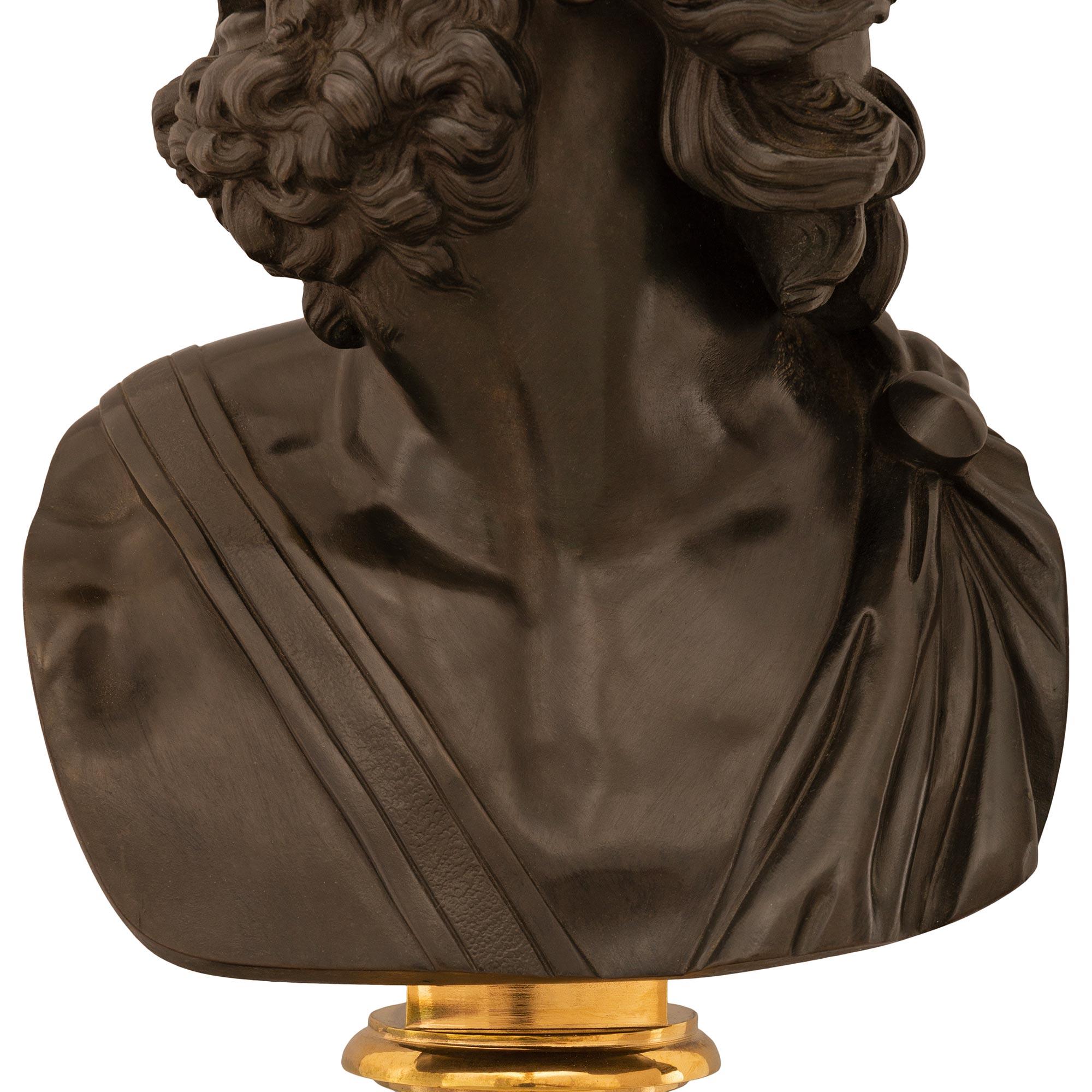 Statua neoclassica italiana del XIX secolo in marmo, Ormolu e bronzo in vendita 1