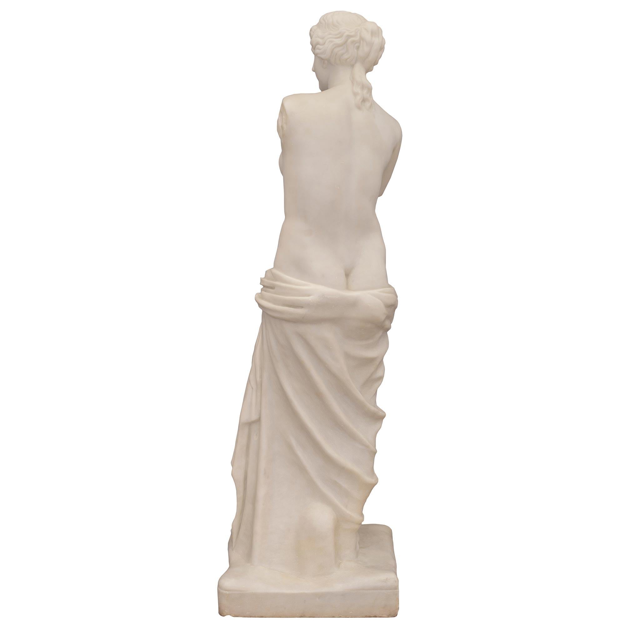 Très belle statue de la Vénus de Milo en marbre blanc de Carrare de style néo-classique italien du XIXe siècle, signée G. Pettini & Figli Pise. La statue est surmontée d'un socle en terre merveilleusement exécuté où figure la signature. La belle