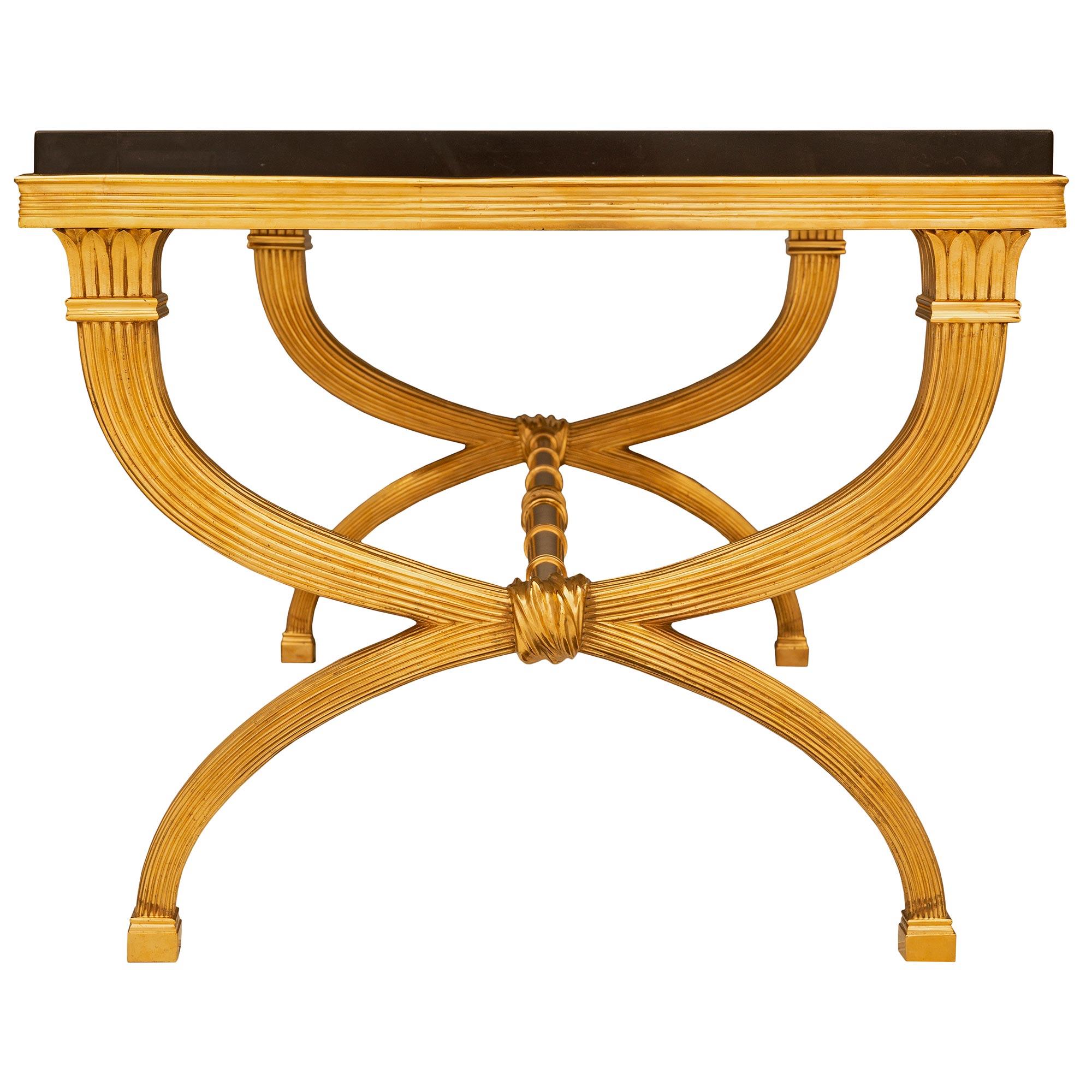 XIXe siècle Table basse italienne néo-classique du 19ème siècle en bronze doré et marbre en vente