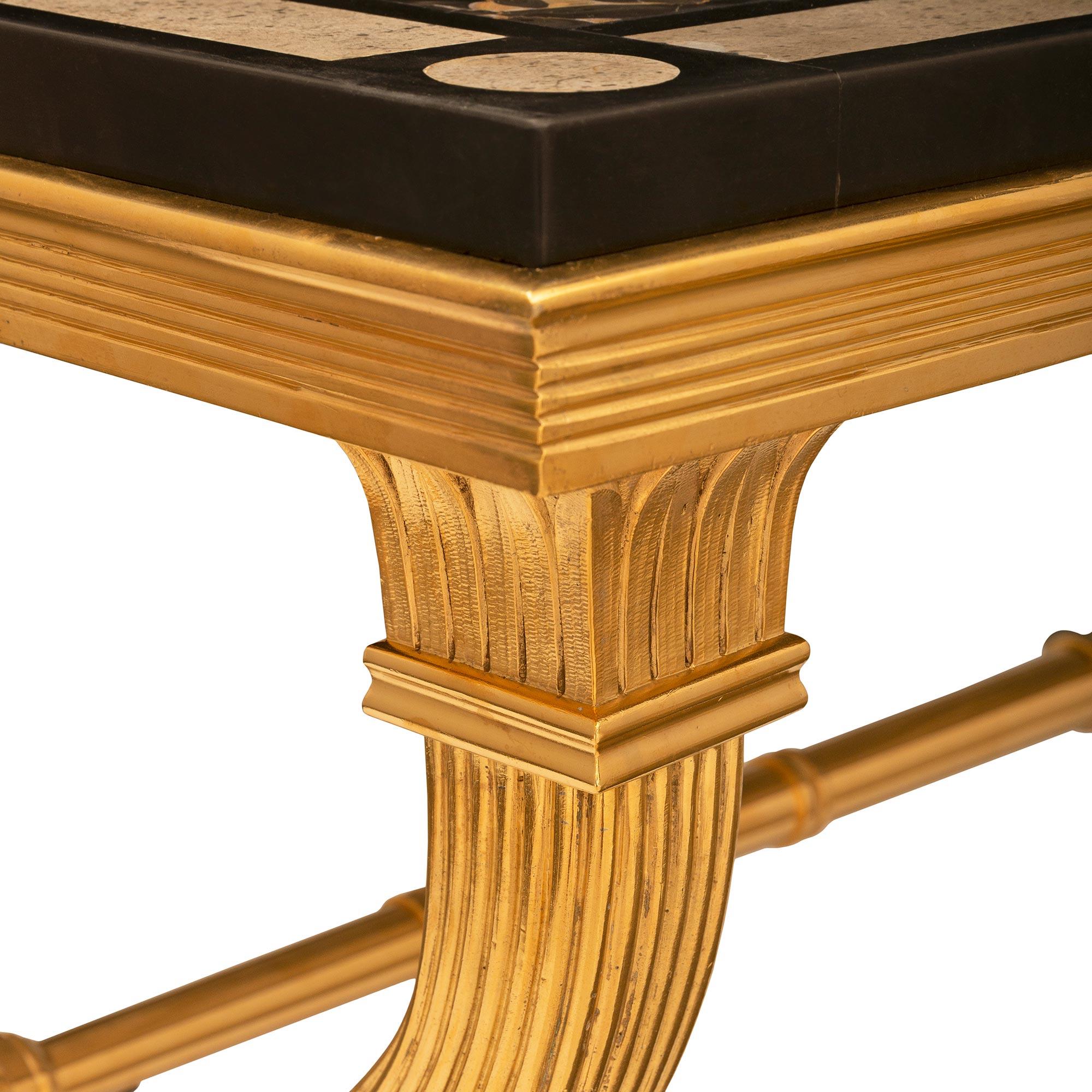 Bronze doré Table basse italienne néo-classique du 19ème siècle en bronze doré et marbre en vente