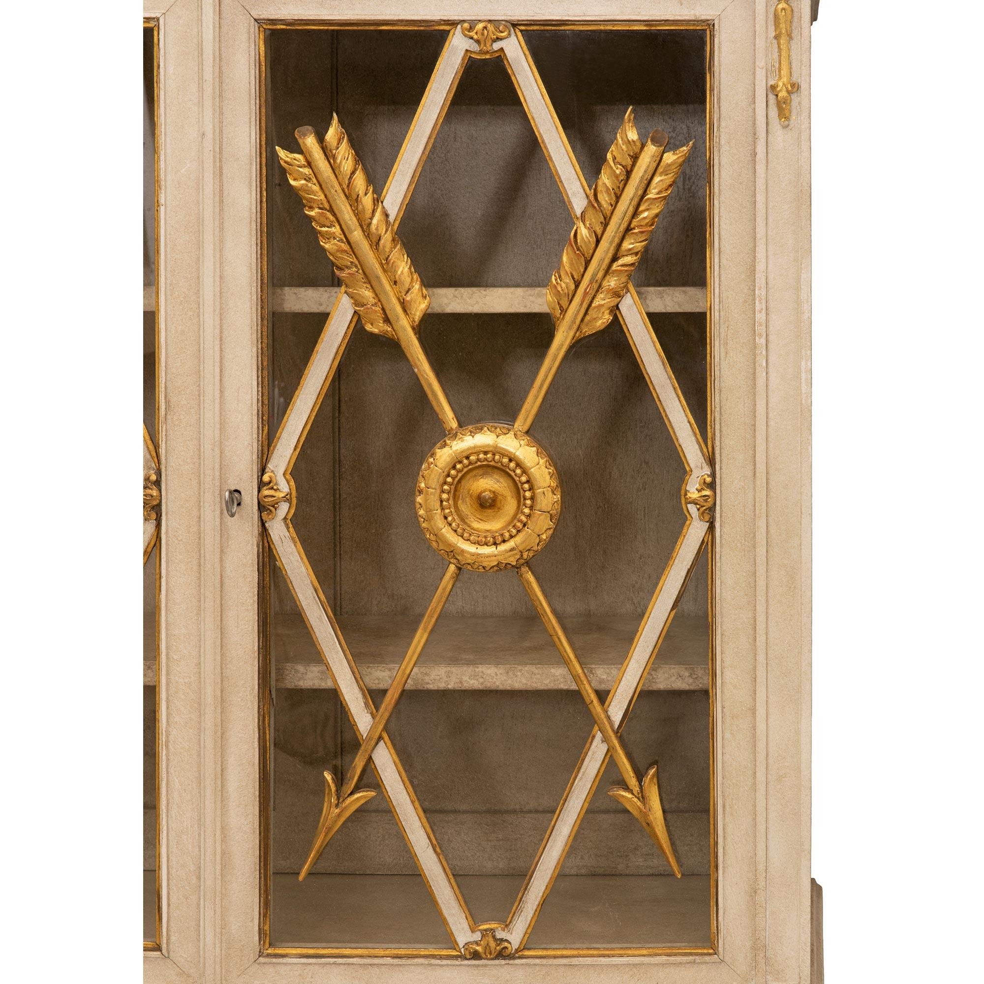 Italienischer neoklassizistischer Schrank/Vitrine aus patiniertem und vergoldetem Holz, 19. Jahrhundert (Spiegel) im Angebot