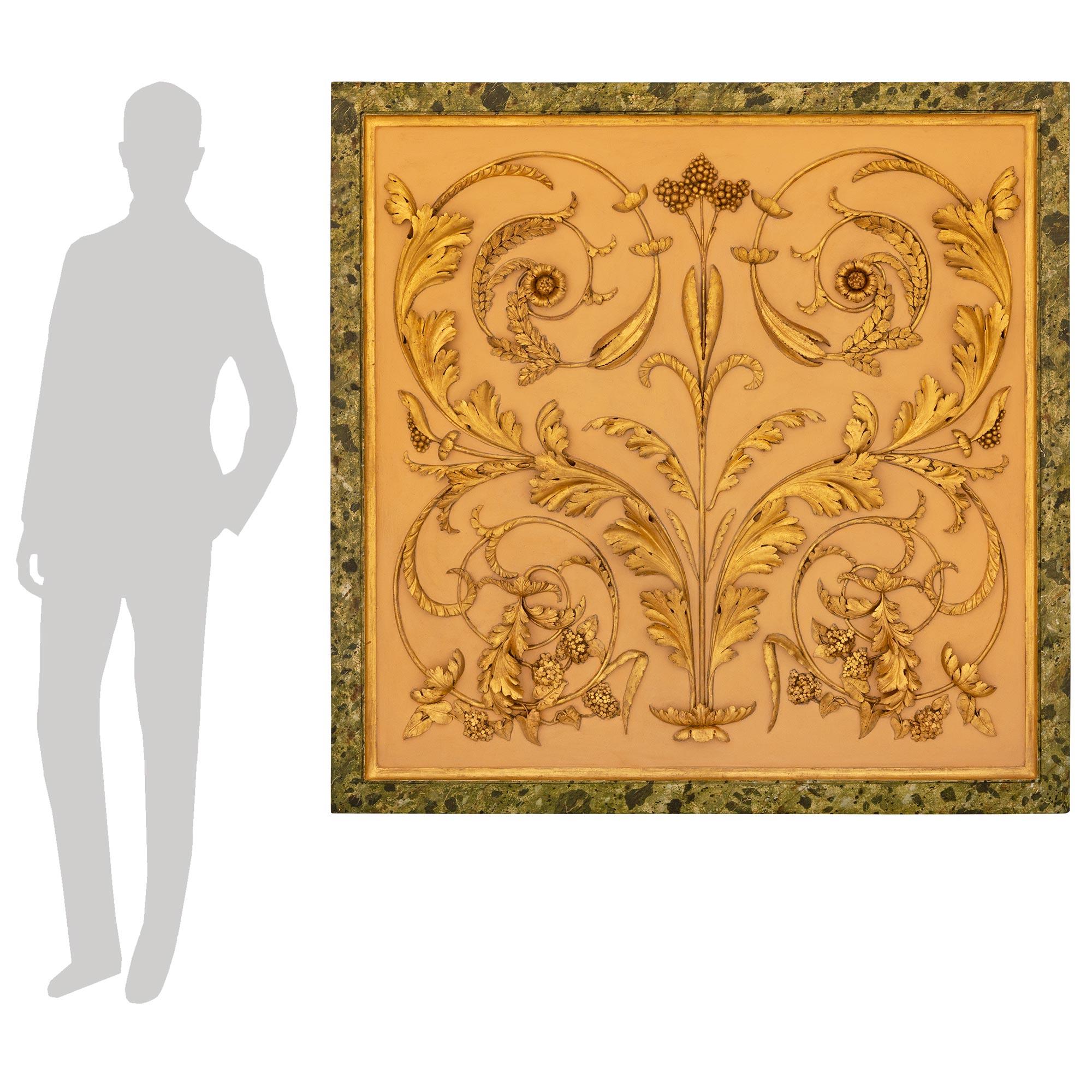Eine sehr dekorative und beeindruckende italienische neoklassizistische Wandtafel des 19. Jahrhunderts aus patiniertem Holz und Giltwood. Diese atemberaubende quadratische Tafel mit ihrer Originalvergoldung zeigt symmetrische, beerenförmige Blumen-