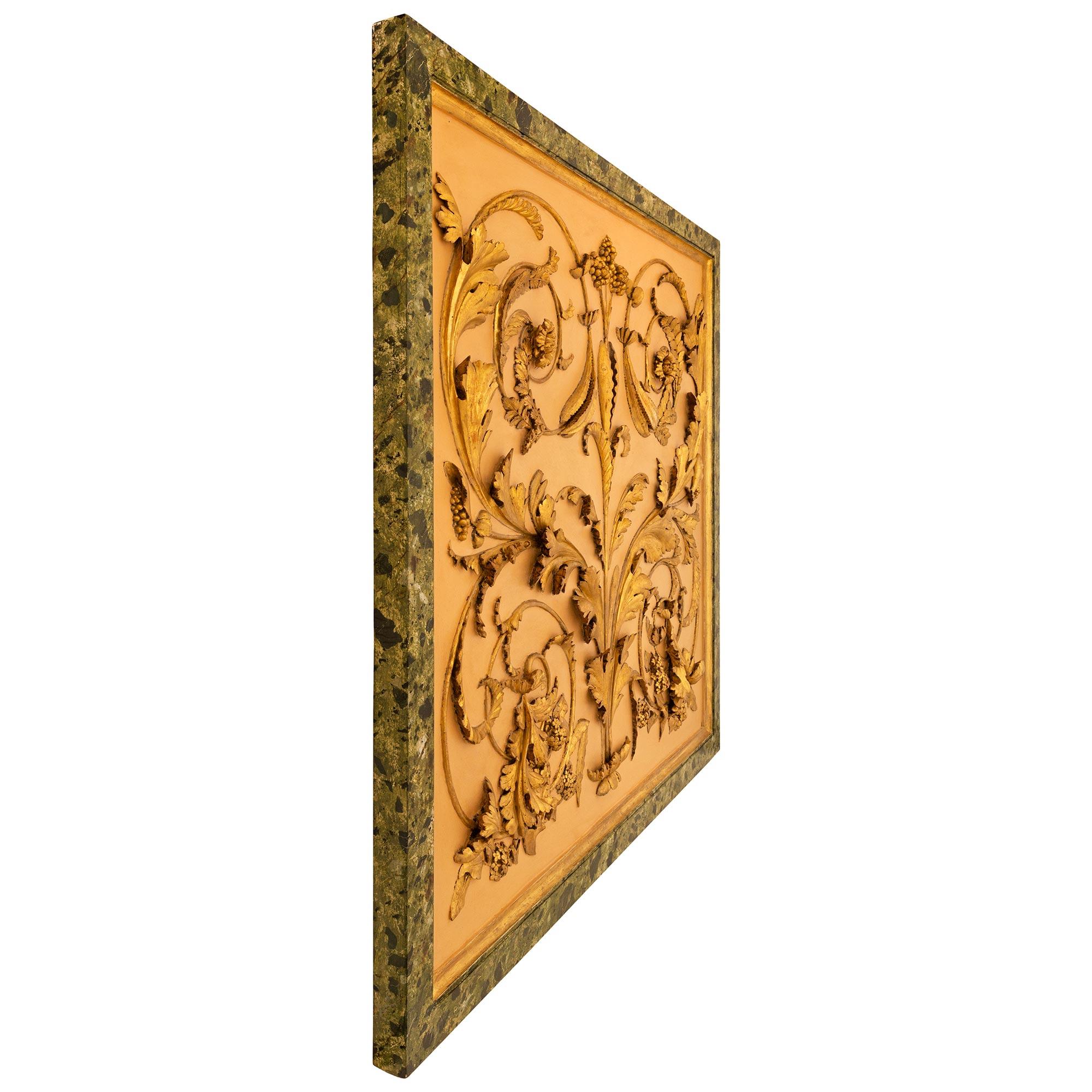Italienisches Wandpaneel aus patiniertem Holz und Giltwood im neoklassischen Stil des 19. (Neoklassisch) im Angebot
