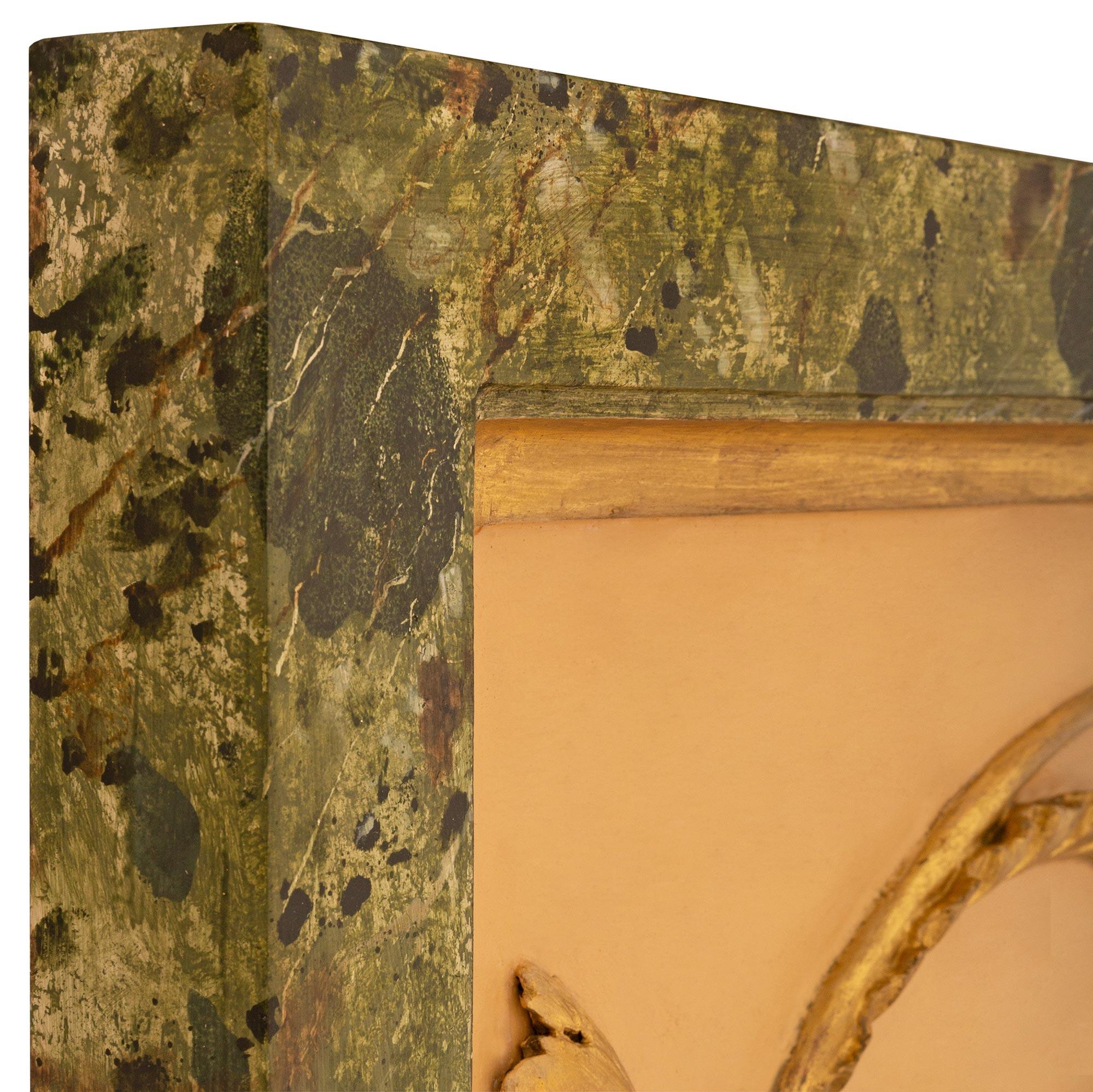 Italienisches Wandpaneel aus patiniertem Holz und Giltwood im neoklassischen Stil des 19. (Patiniert) im Angebot