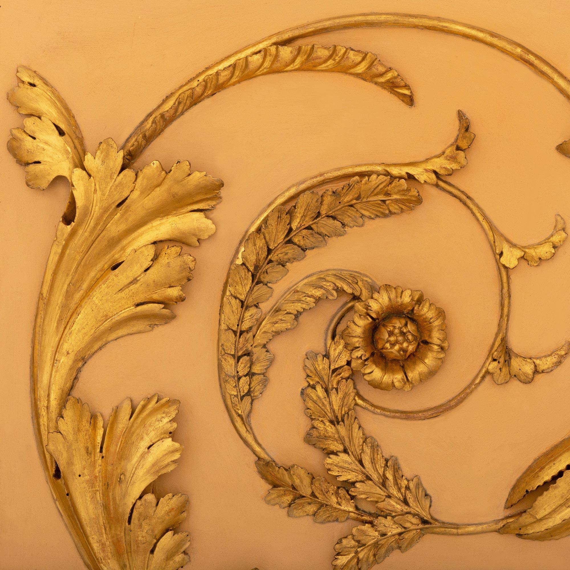 Italienisches Wandpaneel aus patiniertem Holz und Giltwood im neoklassischen Stil des 19. im Zustand „Gut“ im Angebot in West Palm Beach, FL