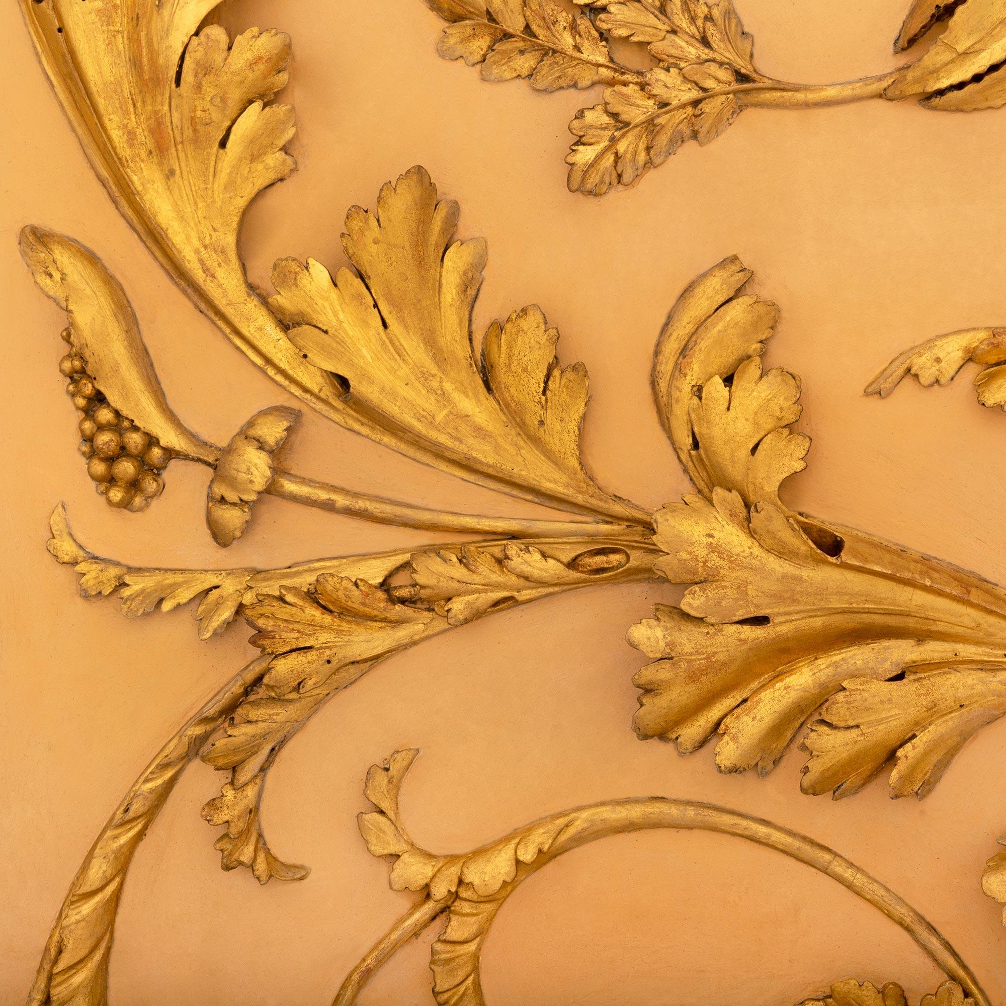 Italienisches Wandpaneel aus patiniertem Holz und Giltwood im neoklassischen Stil des 19. (Vergoldetes Holz) im Angebot