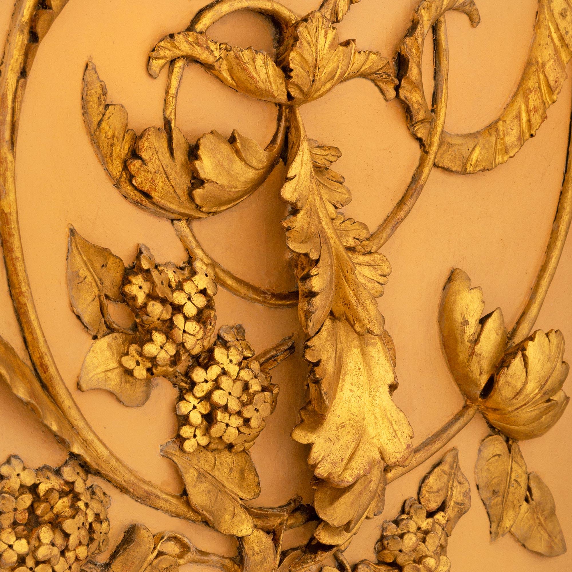Italienisches Wandpaneel aus patiniertem Holz und Giltwood im neoklassischen Stil des 19. im Angebot 1