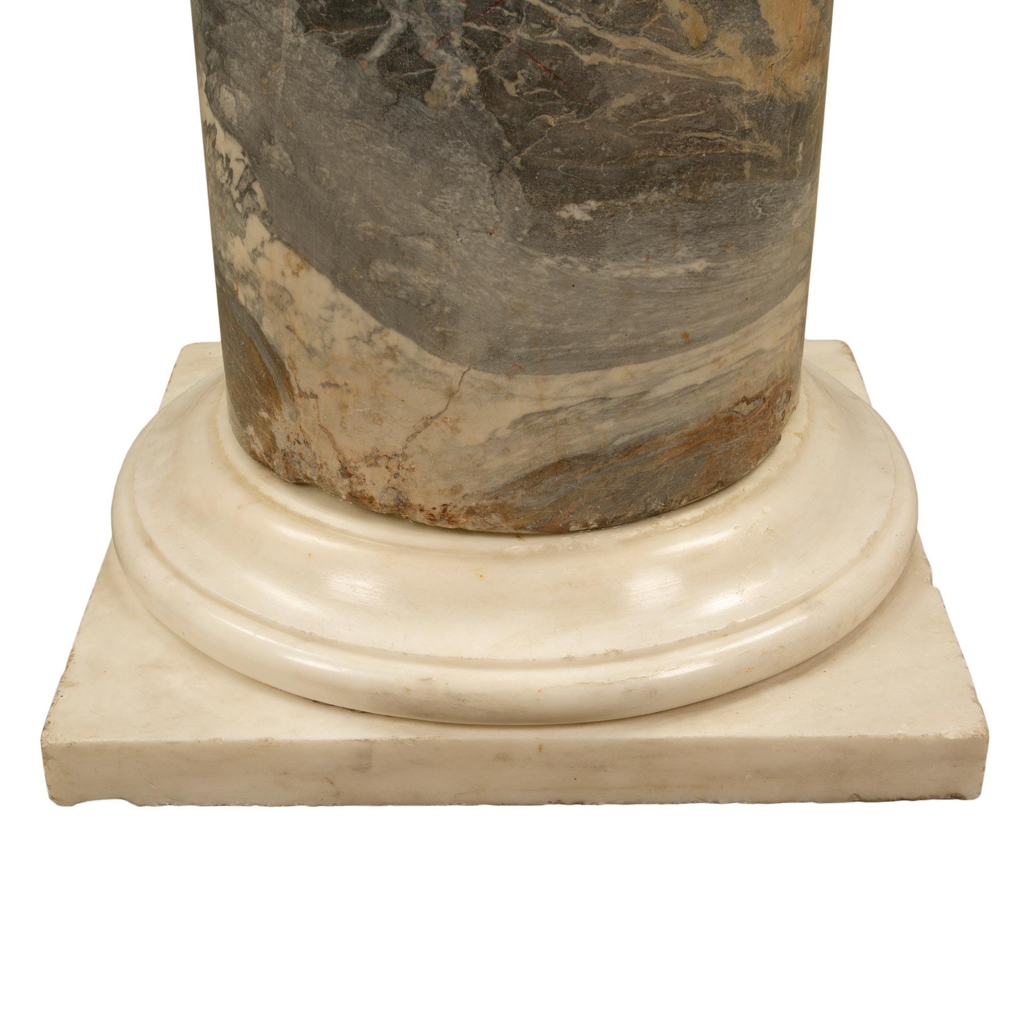 Colonne italienne néoclassique du XIXe siècle en marbre massif en vente 1