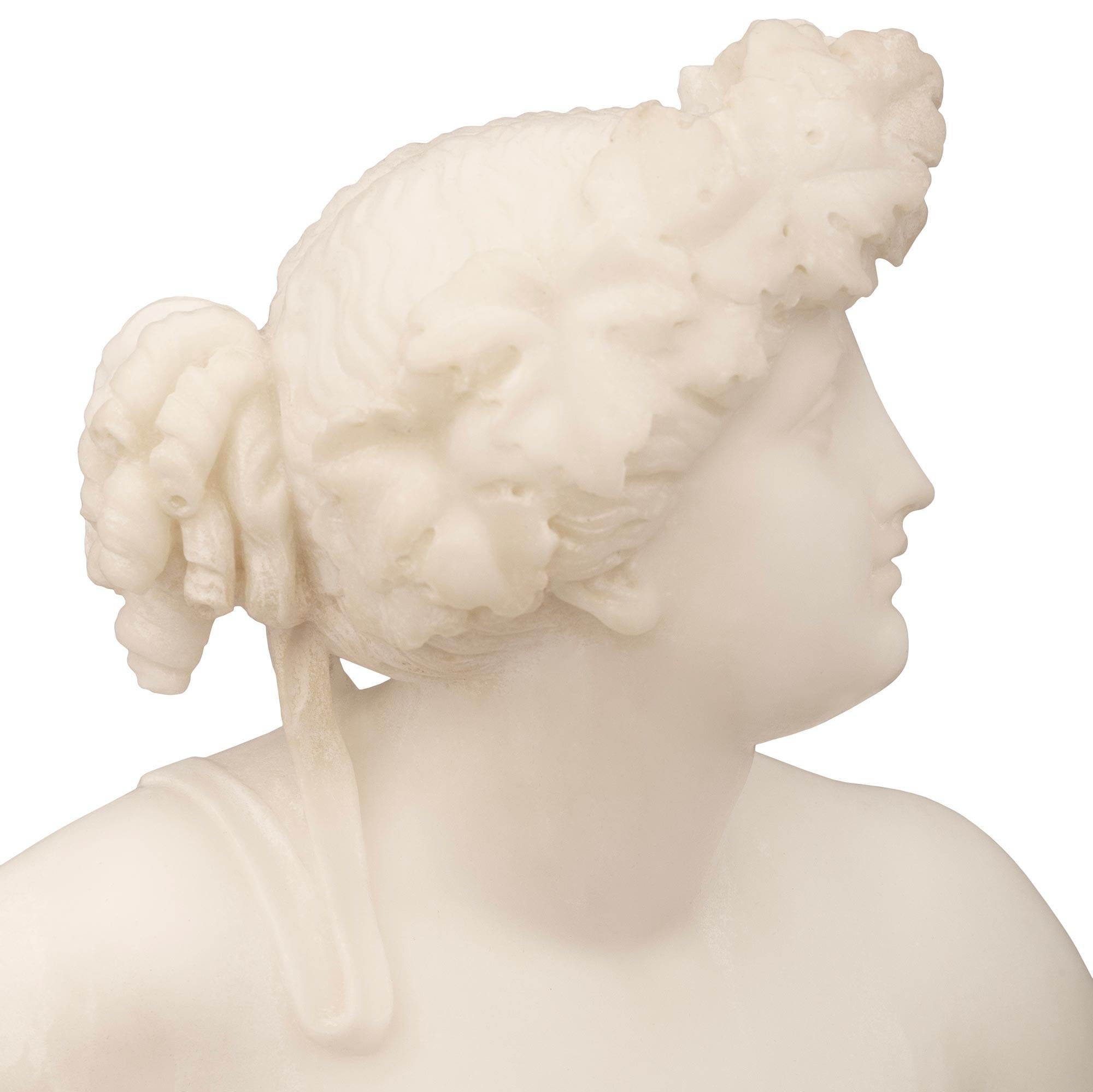 Une statue d'Ariane en marbre blanc de Carrare, finement détaillée et très impressionnante, de style néoclassique italien du XIXe siècle, sur son piédestal d'origine en marbre Verde Mare, signée F. Vichi Firenze. La statue repose sur une base