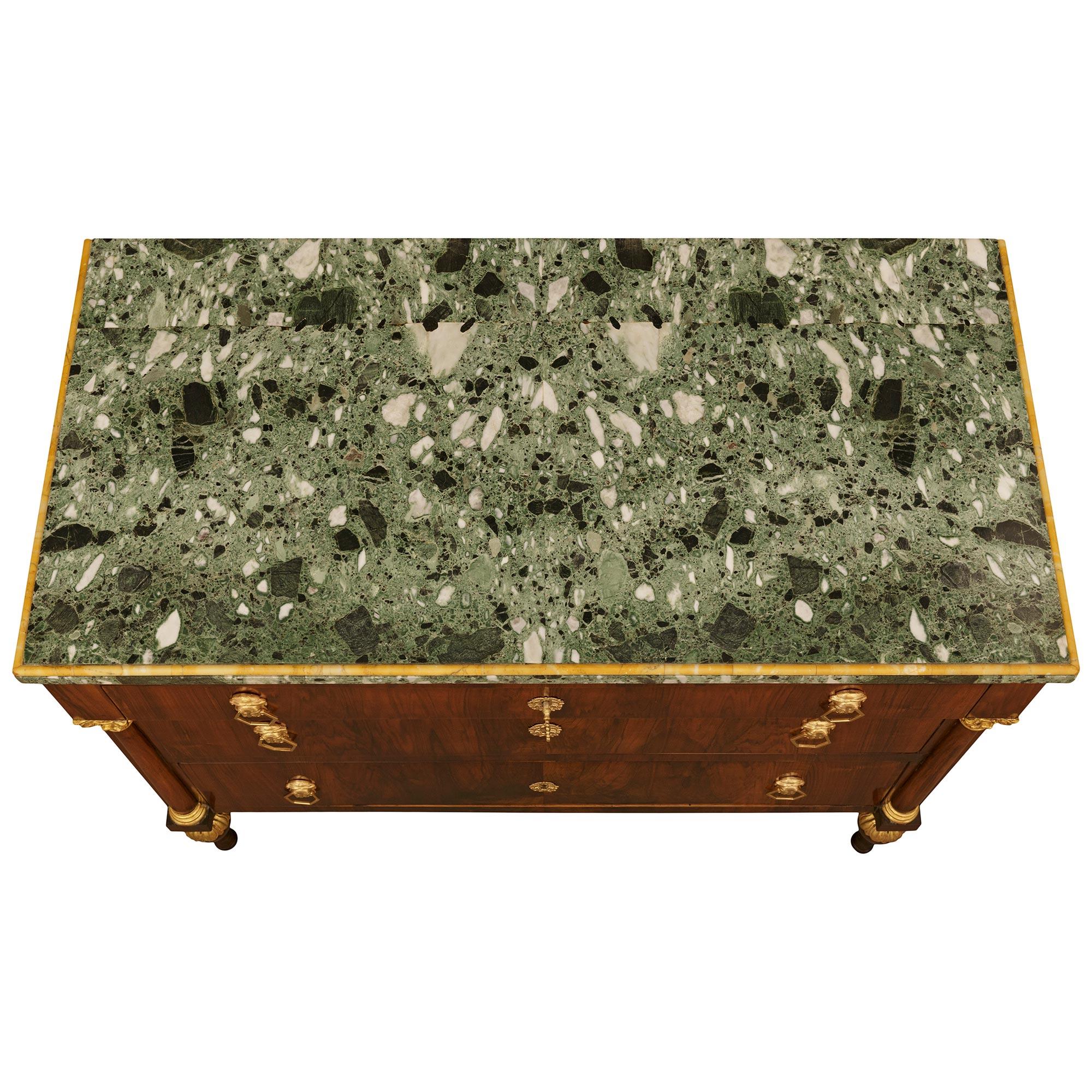 Commodo neoclassico italiano del XIX secolo, in legno di noce, metallo dorato e legno dorato. Commodo in legno di noce, metallo dorato e legno dorato in vendita 4