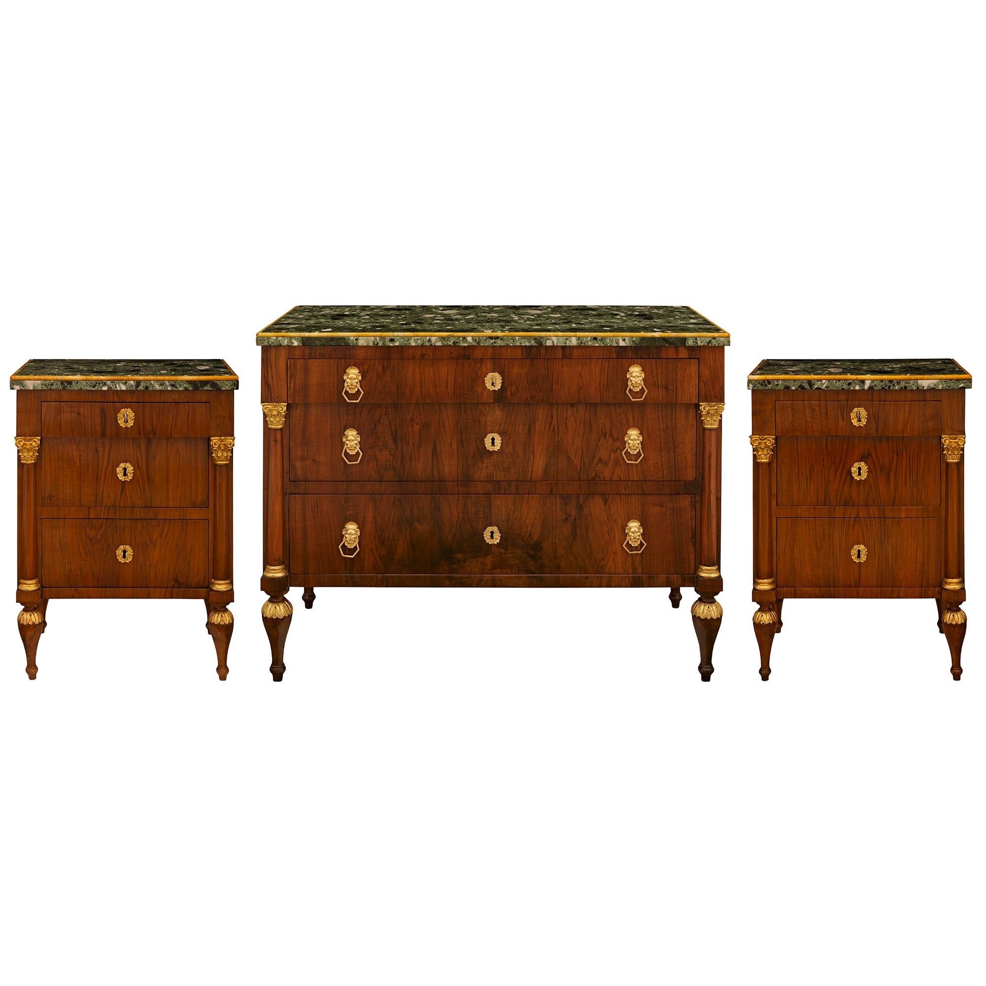 Commodo neoclassico italiano del XIX secolo, in legno di noce, metallo dorato e legno dorato. Commodo in legno di noce, metallo dorato e legno dorato in vendita 5