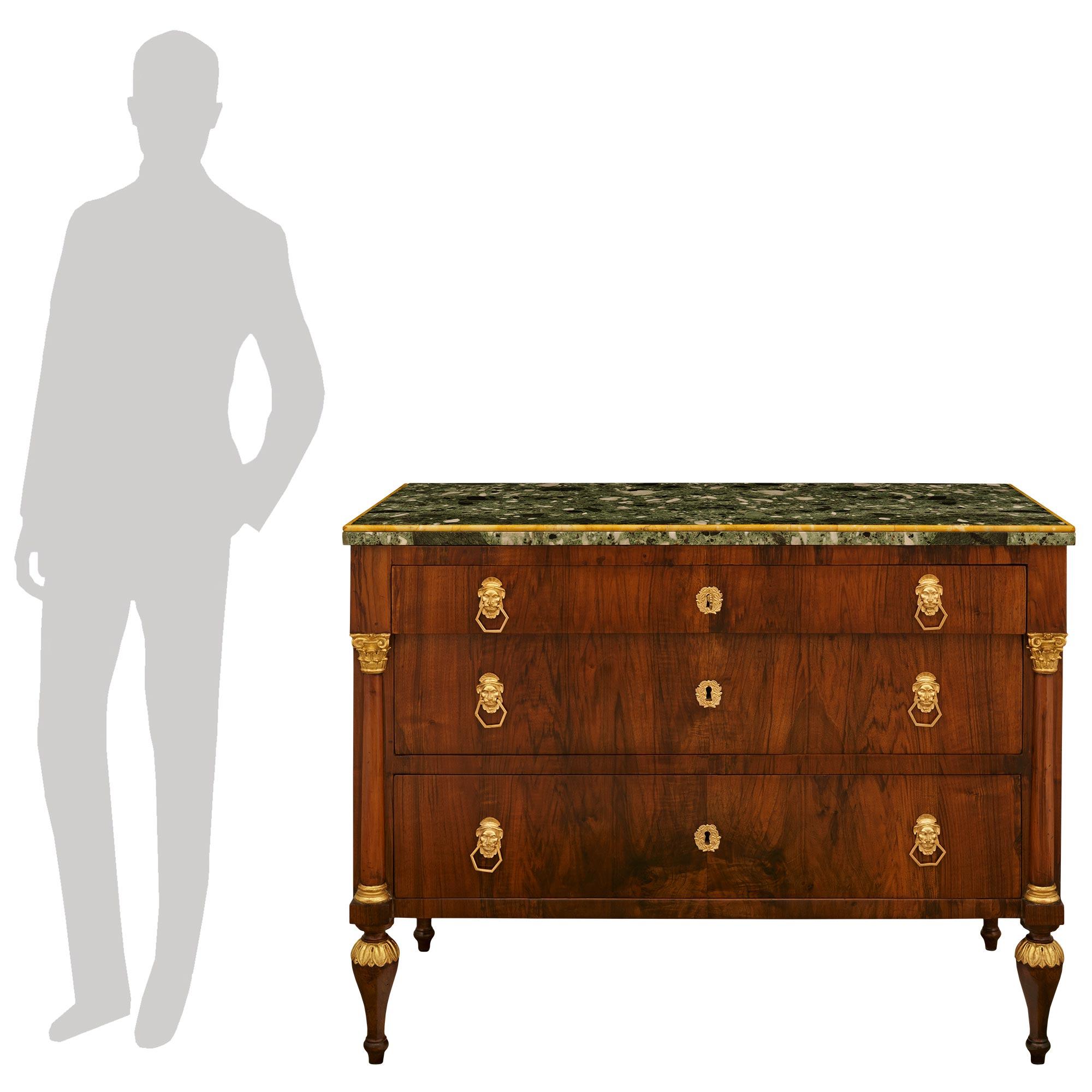 Una bella ed elegante commode neoclassica italiana del XIX secolo in legno di noce, metallo dorato e legno dorato. Noce, metallo dorato e legno dorato. Questa meravigliosa commode è sollevata da eleganti piedini allungati a forma di topie con tappi
