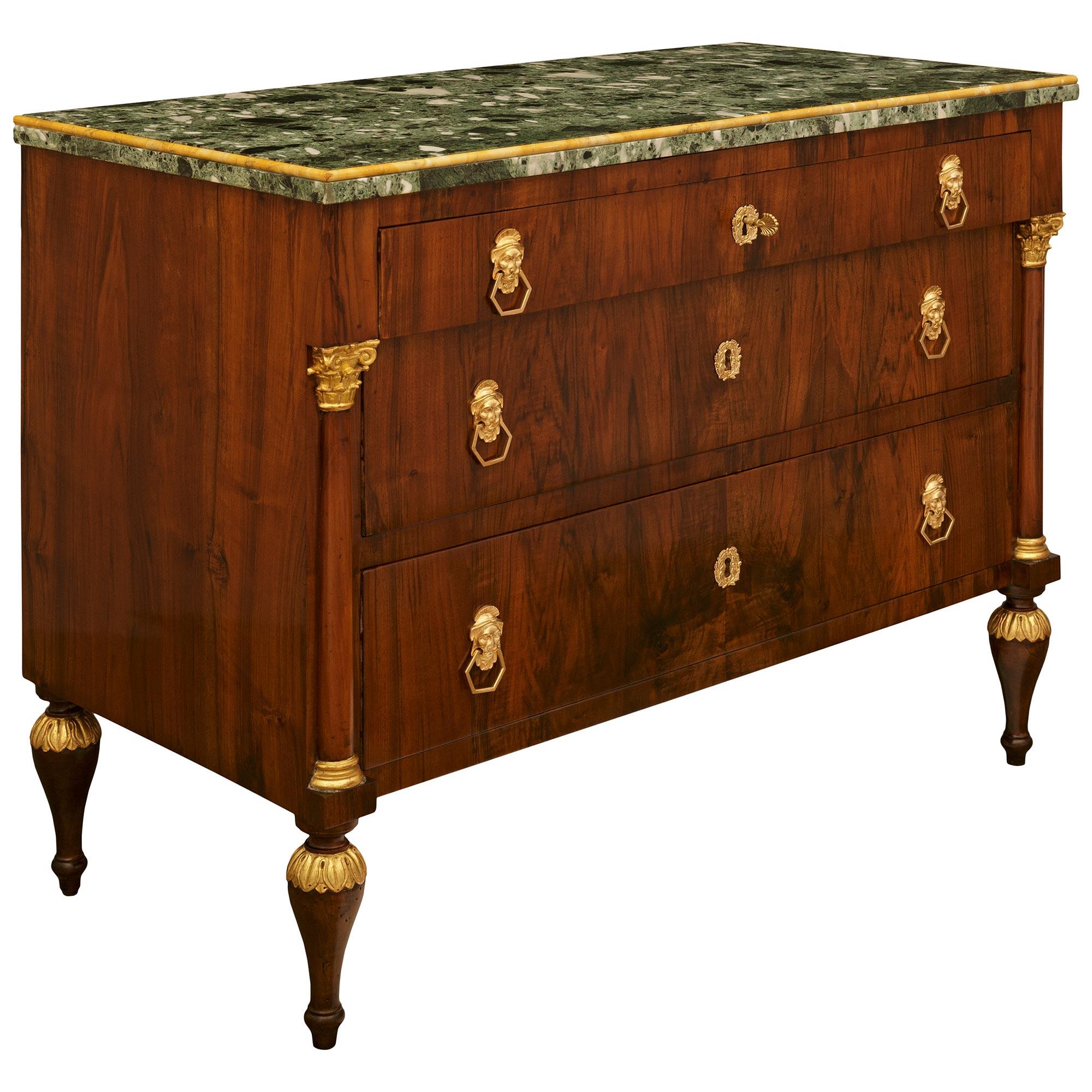 Neoclassico Commodo neoclassico italiano del XIX secolo, in legno di noce, metallo dorato e legno dorato. Commodo in legno di noce, metallo dorato e legno dorato in vendita