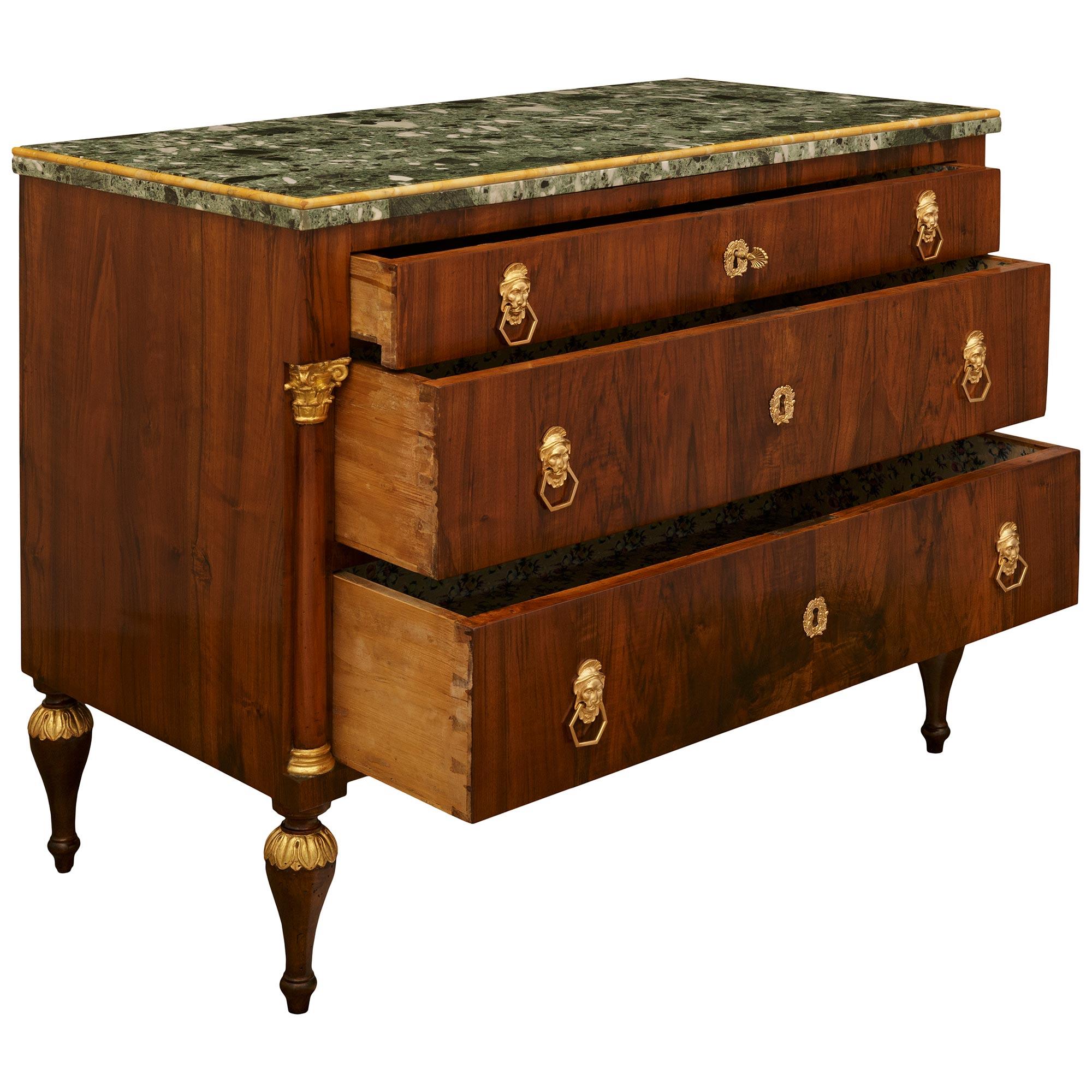 Italiano Commodo neoclassico italiano del XIX secolo, in legno di noce, metallo dorato e legno dorato. Commodo in legno di noce, metallo dorato e legno dorato in vendita