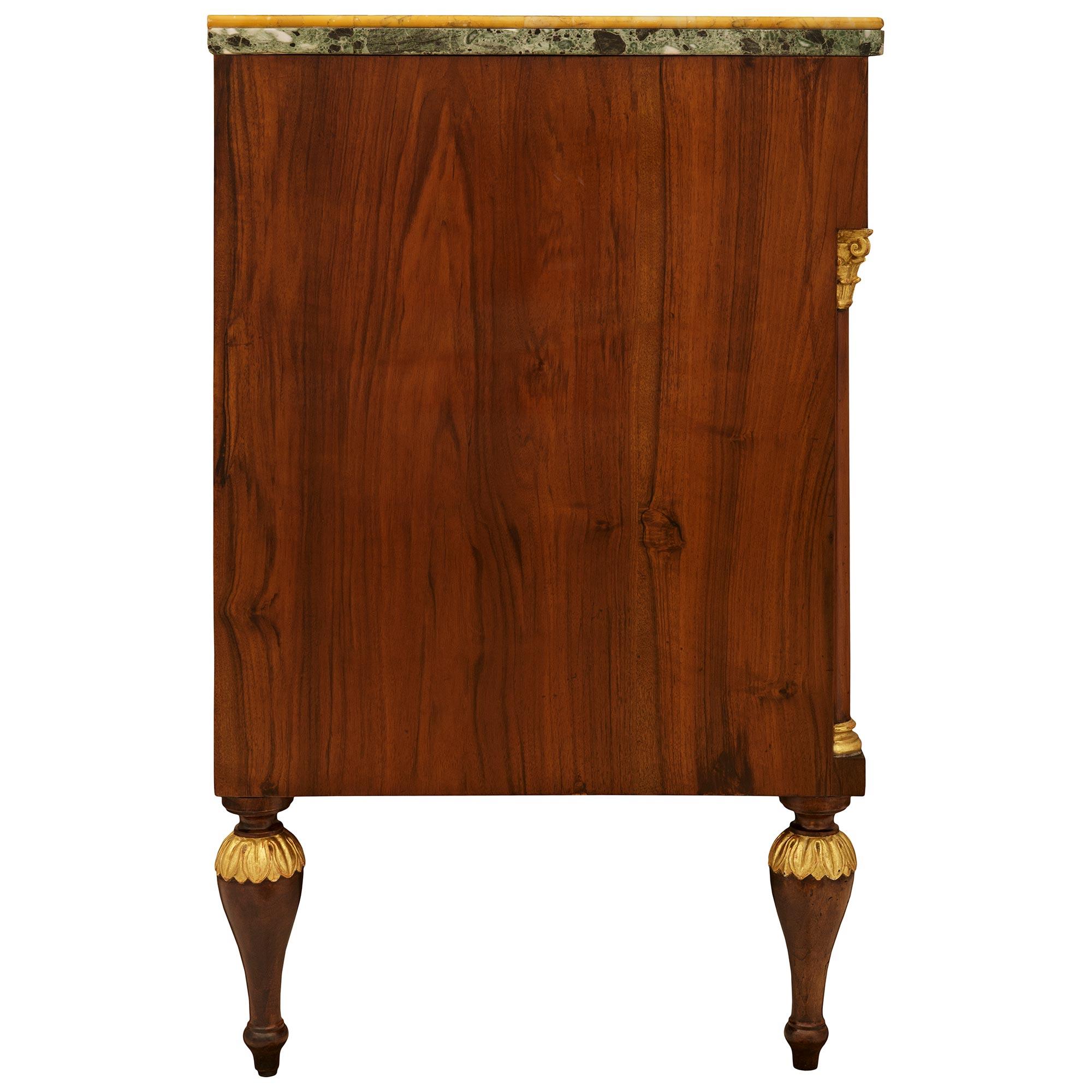Commodo neoclassico italiano del XIX secolo, in legno di noce, metallo dorato e legno dorato. Commodo in legno di noce, metallo dorato e legno dorato In condizioni buone in vendita a West Palm Beach, FL