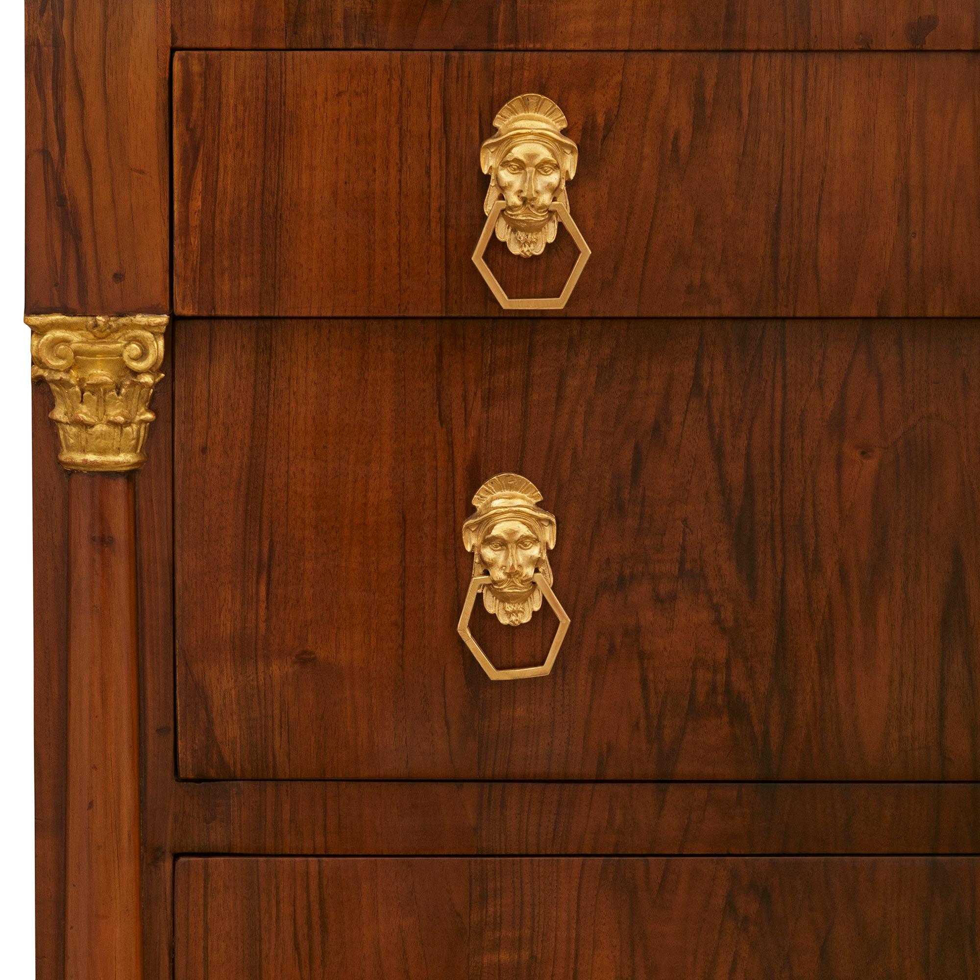 Similoro Commodo neoclassico italiano del XIX secolo, in legno di noce, metallo dorato e legno dorato. Commodo in legno di noce, metallo dorato e legno dorato in vendita
