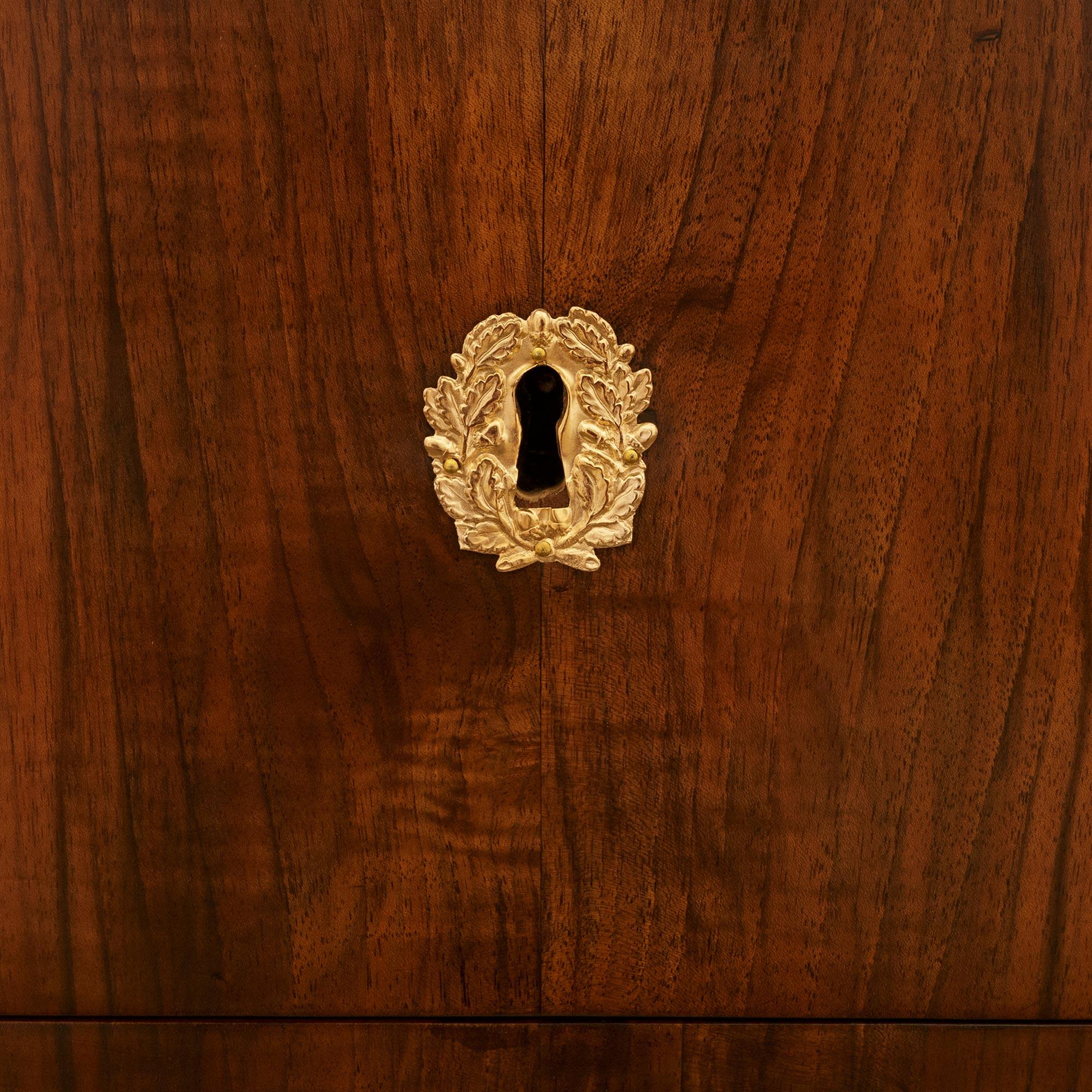 Commodo neoclassico italiano del XIX secolo, in legno di noce, metallo dorato e legno dorato. Commodo in legno di noce, metallo dorato e legno dorato in vendita 1