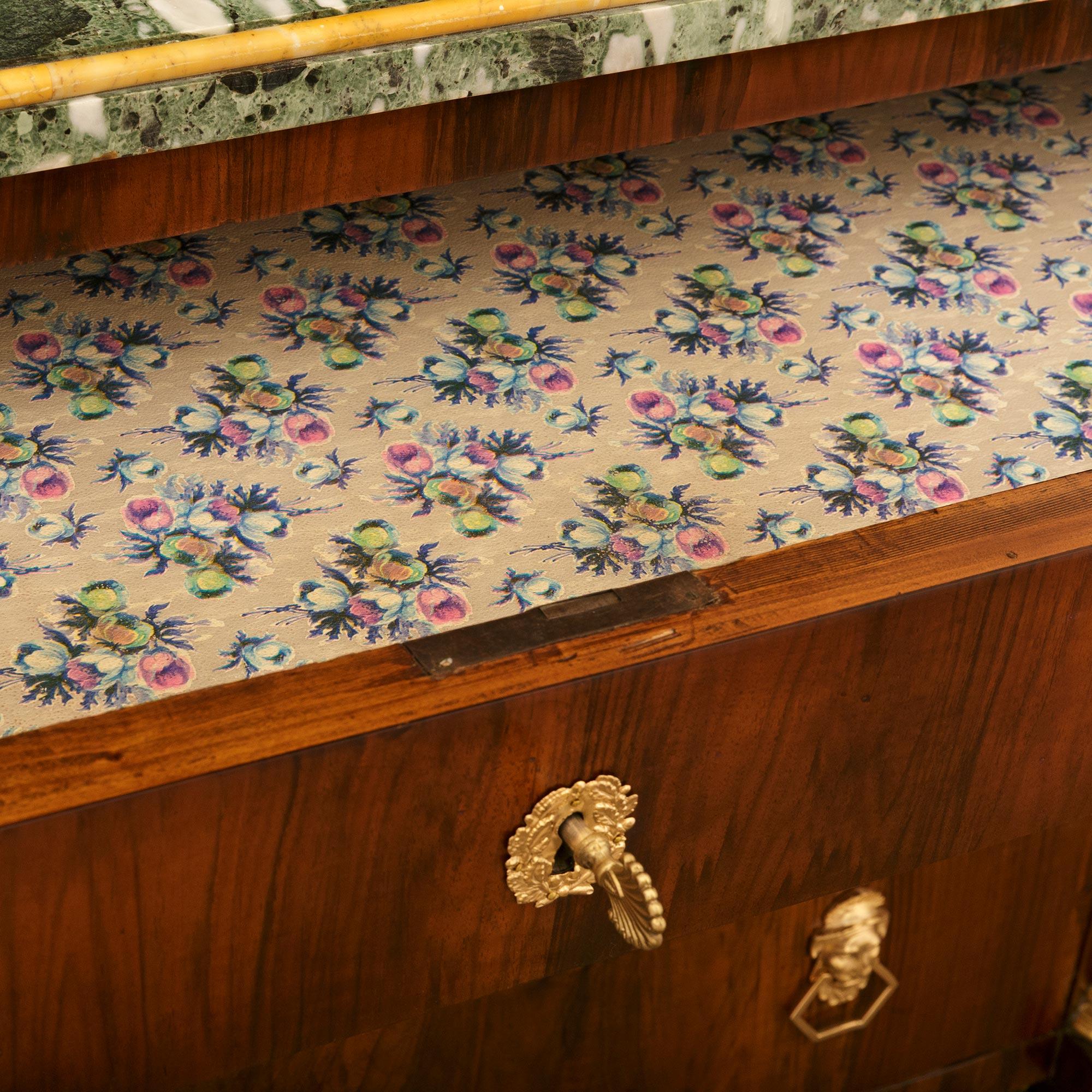 Commodo neoclassico italiano del XIX secolo, in legno di noce, metallo dorato e legno dorato. Commodo in legno di noce, metallo dorato e legno dorato in vendita 2