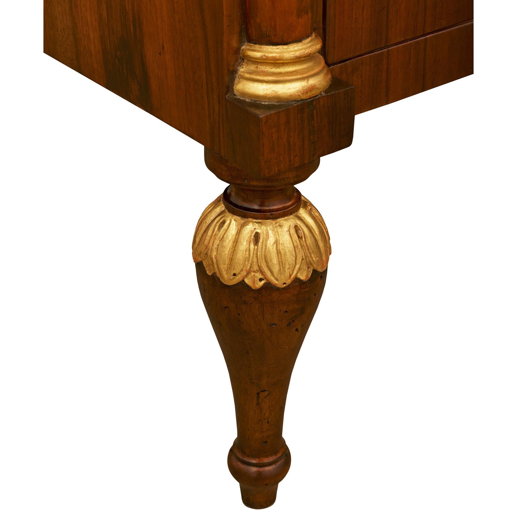 Commodo neoclassico italiano del XIX secolo, in legno di noce, metallo dorato e legno dorato. Commodo in legno di noce, metallo dorato e legno dorato in vendita 3