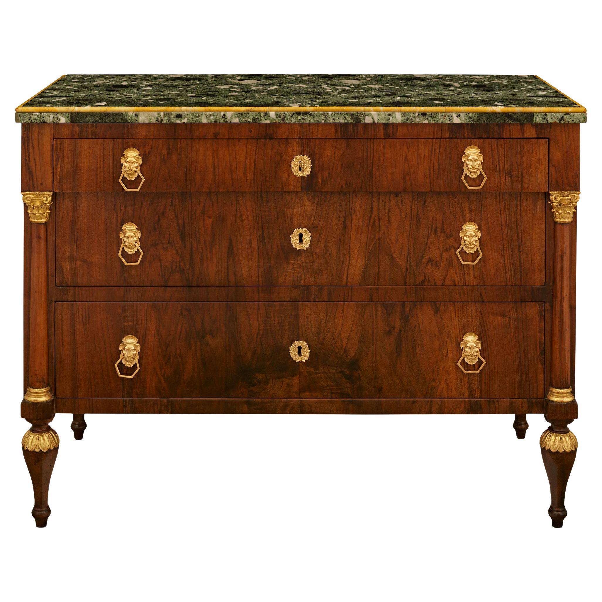 Italienische neoklassizistische Kommode aus dem 19. Kommode aus Nussbaum, vergoldetem Metall und Giltwood