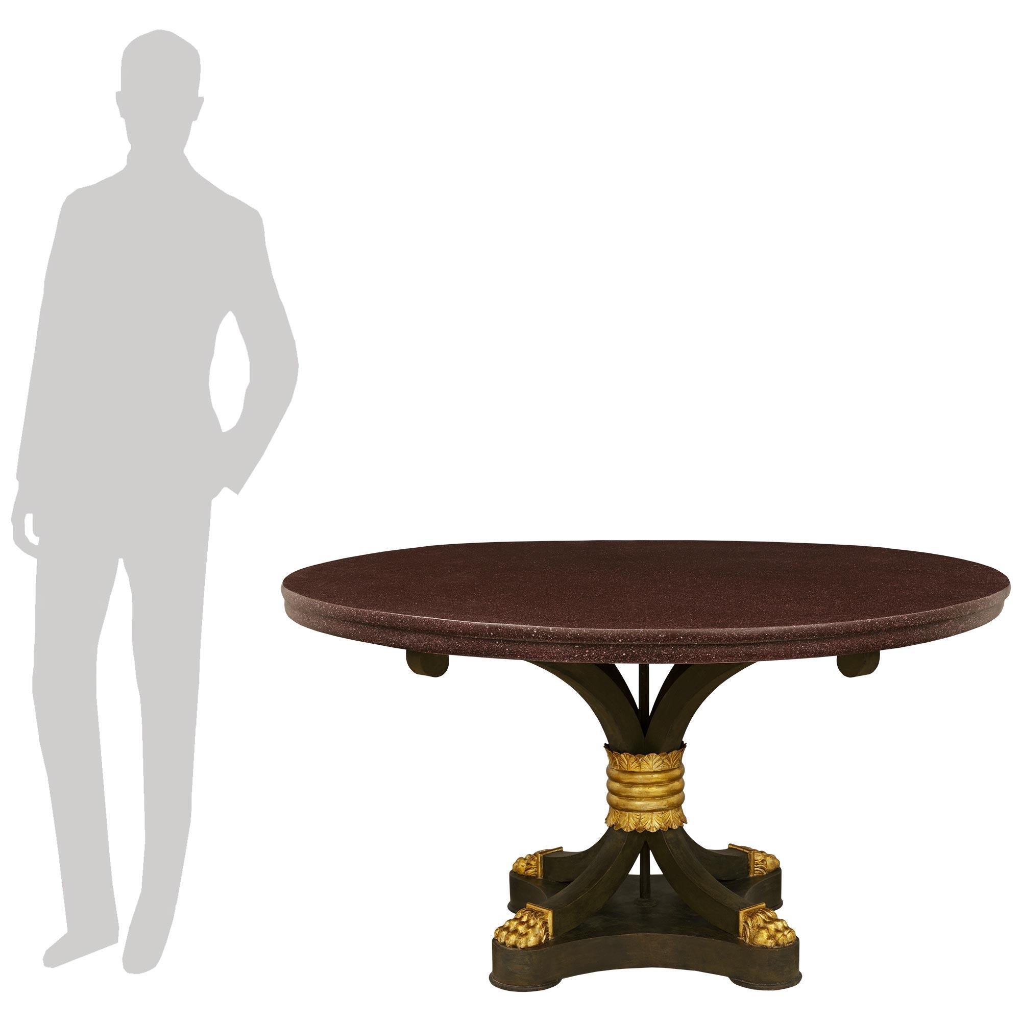 Una sensacional y singular mesa de centro neoclásica italiana del siglo XIX de madera patinada, meca y pórfido pintado de imitación. Esta impresionante mesa se alza sobre una base cuadrada de madera verde oscura ricamente patinada, apoyada sobre