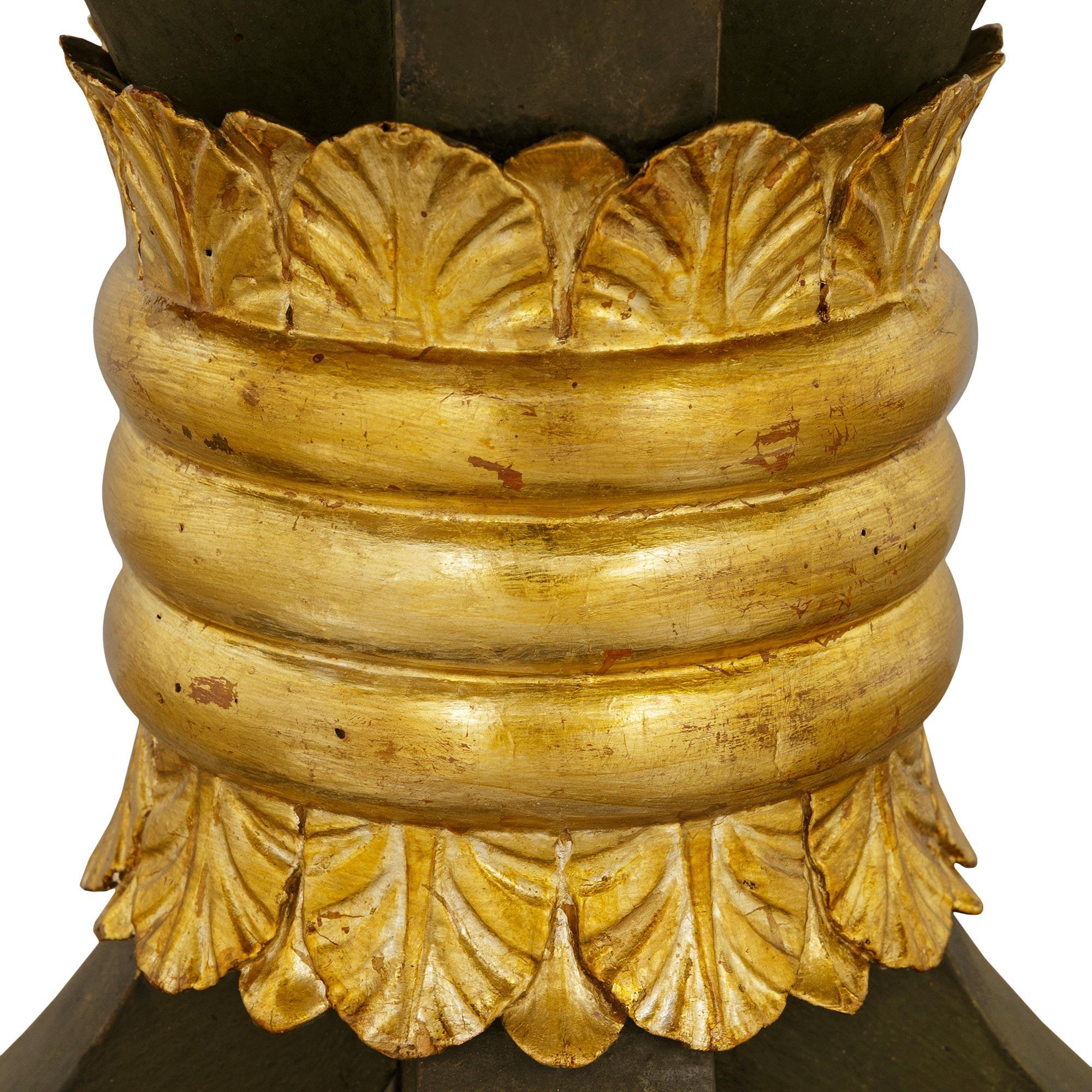 St. neoclásico italiano del siglo XIX Mesa central de madera, meca y mármol de imitación Madera en venta