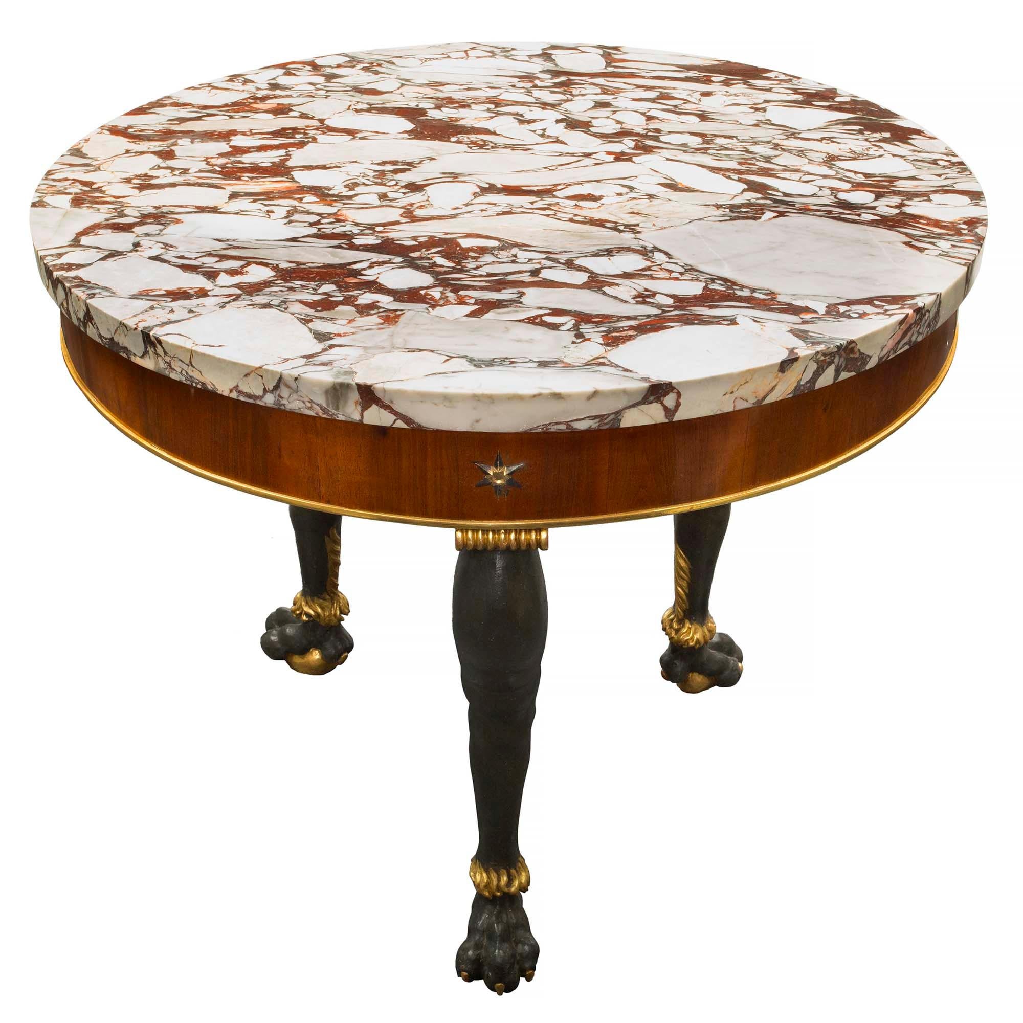 Sensationnel et extrêmement décoratif centre de table italien néo-classique du 19ème siècle. La table est surélevée par trois supports de pieds à boule et griffe en bois doré et vert foncé patiné. Les pattes ont une fourrure brunie, des ongles sur