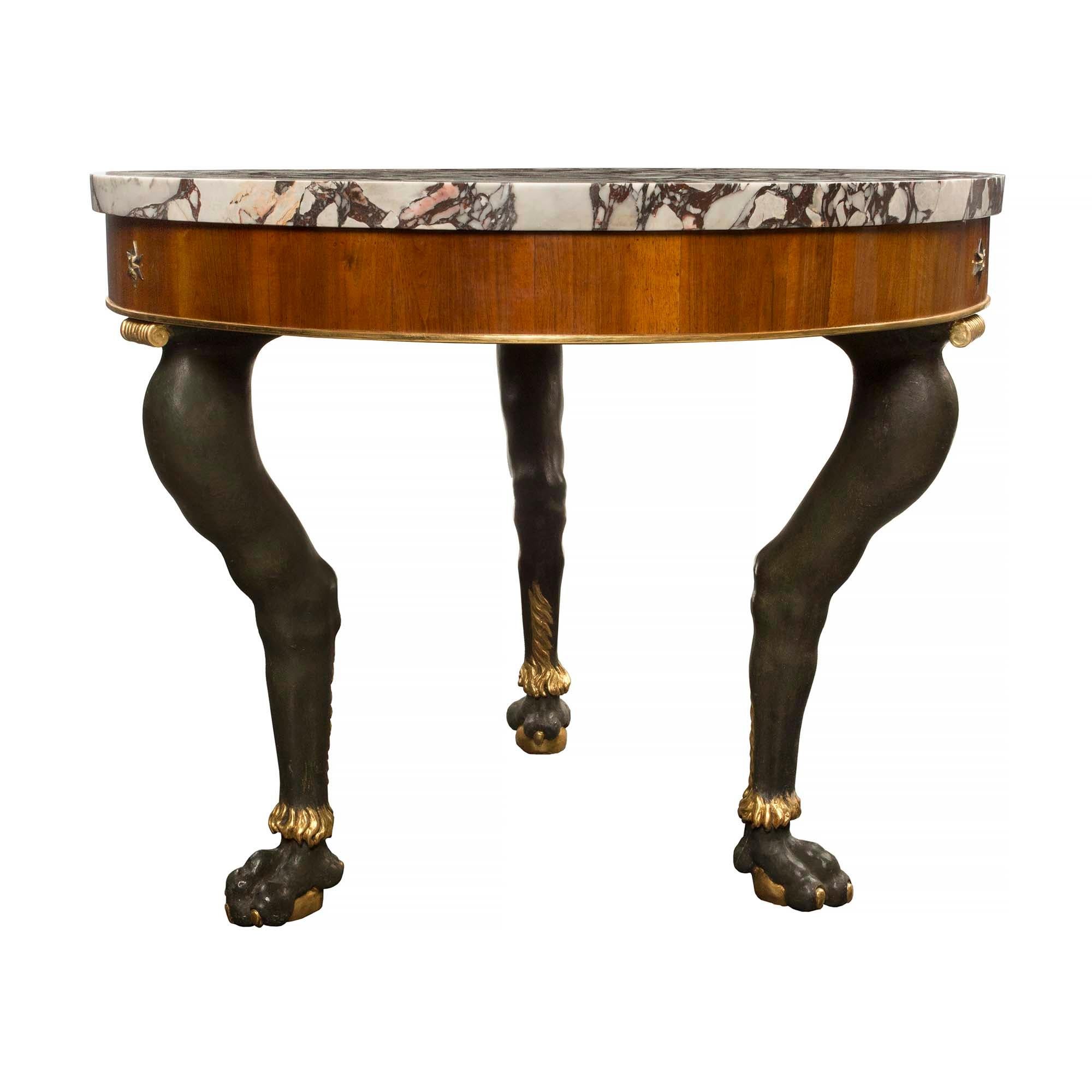 Néoclassique Table centrale italienne néoclassique du XIXe siècle en noyer, bois doré et marbre en vente