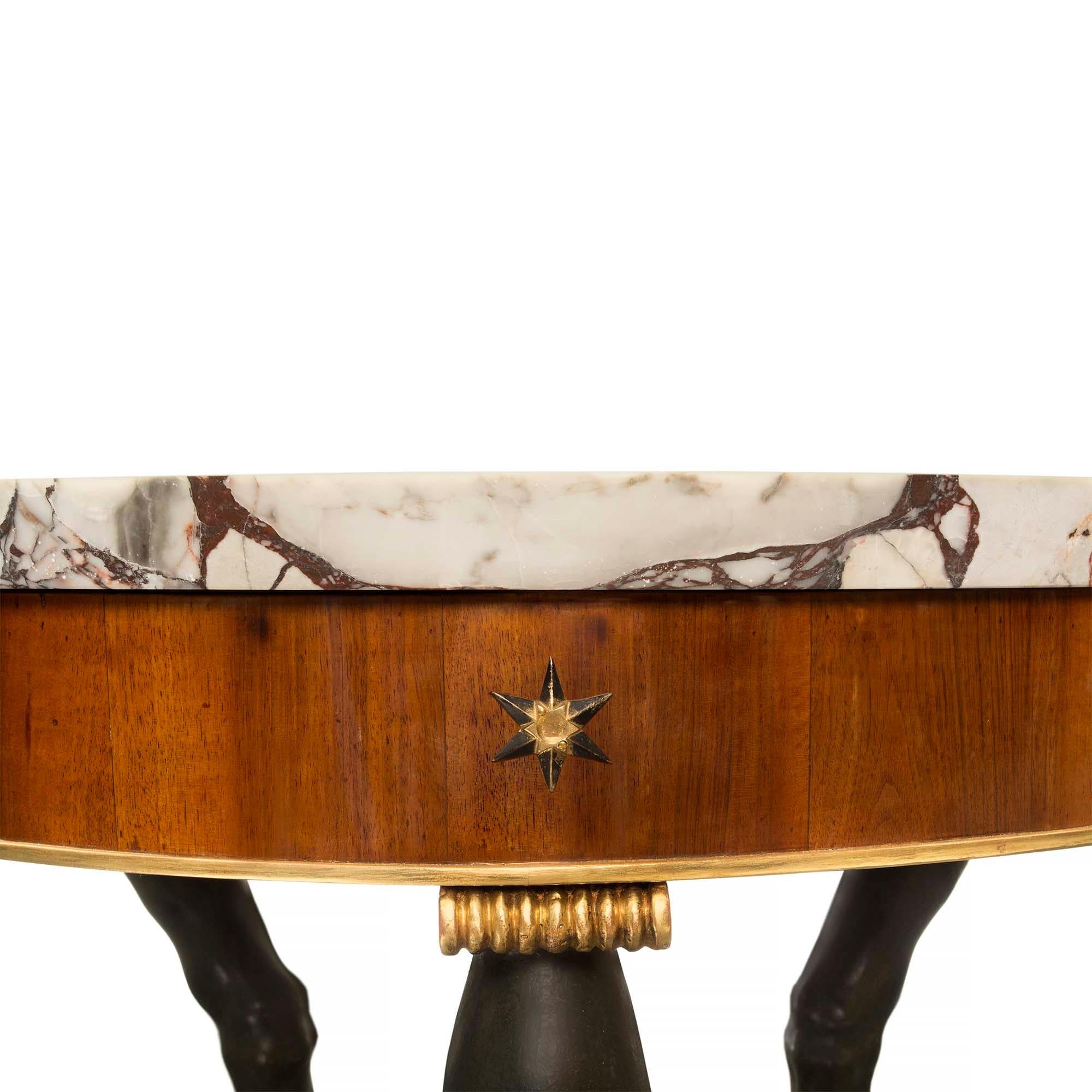 Marbre Table centrale italienne néoclassique du XIXe siècle en noyer, bois doré et marbre en vente
