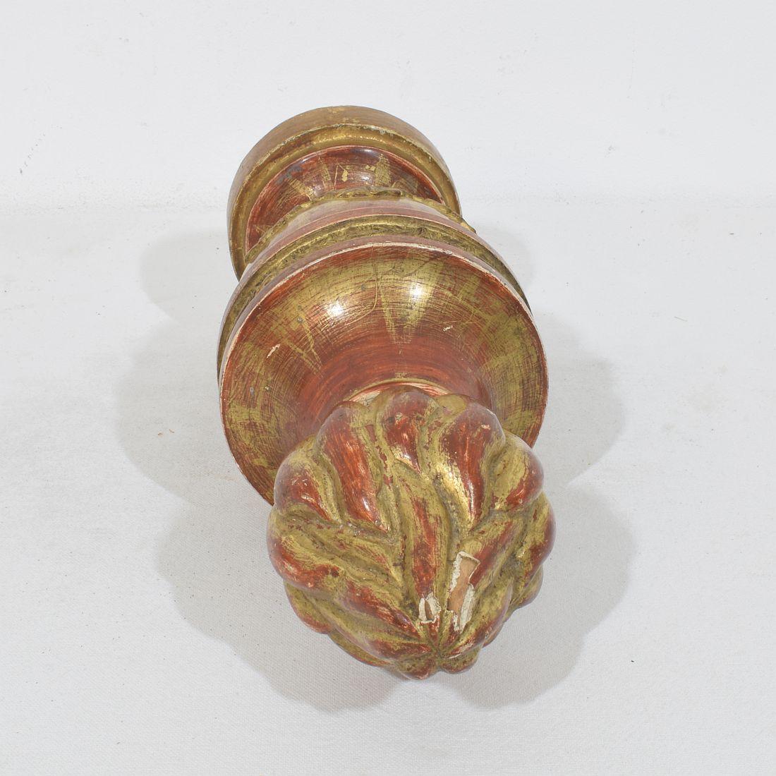 Adornos neoclásicos italianos de madera dorada tallada del siglo XIX en venta 6