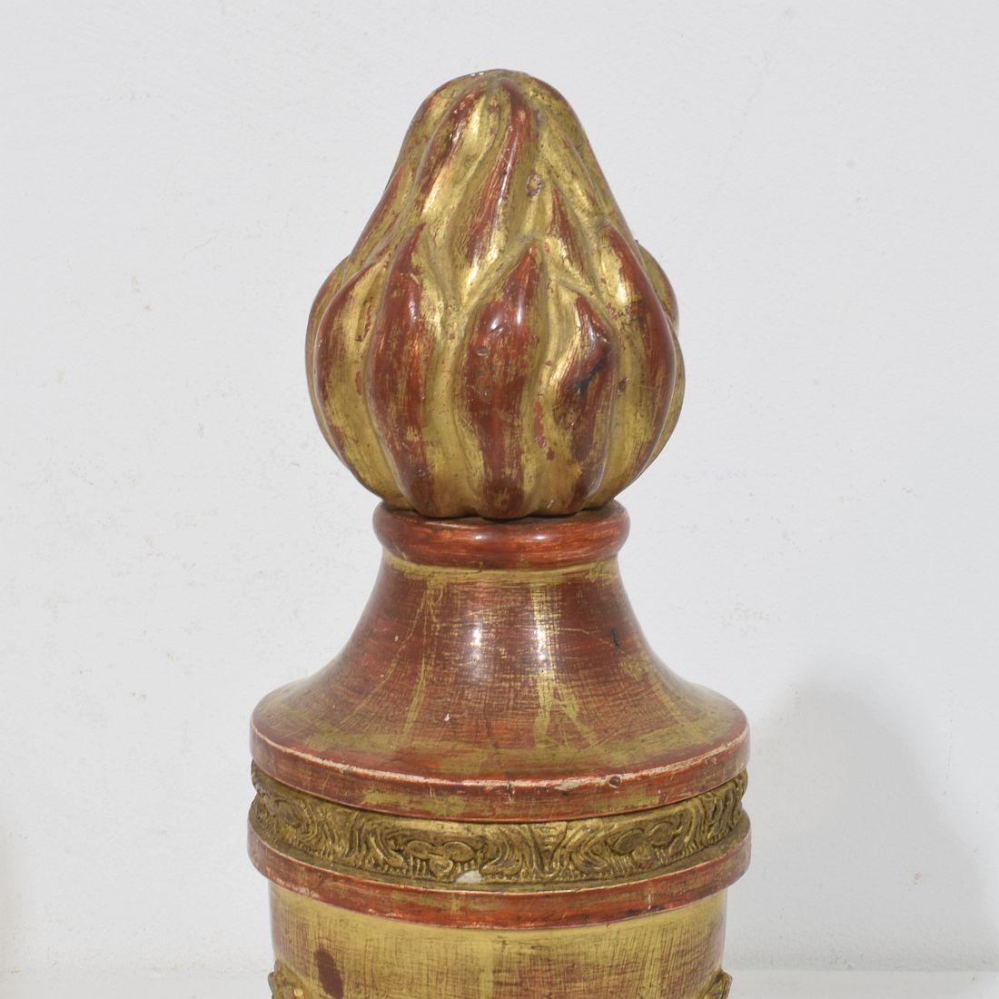 Adornos neoclásicos italianos de madera dorada tallada del siglo XIX en venta 7