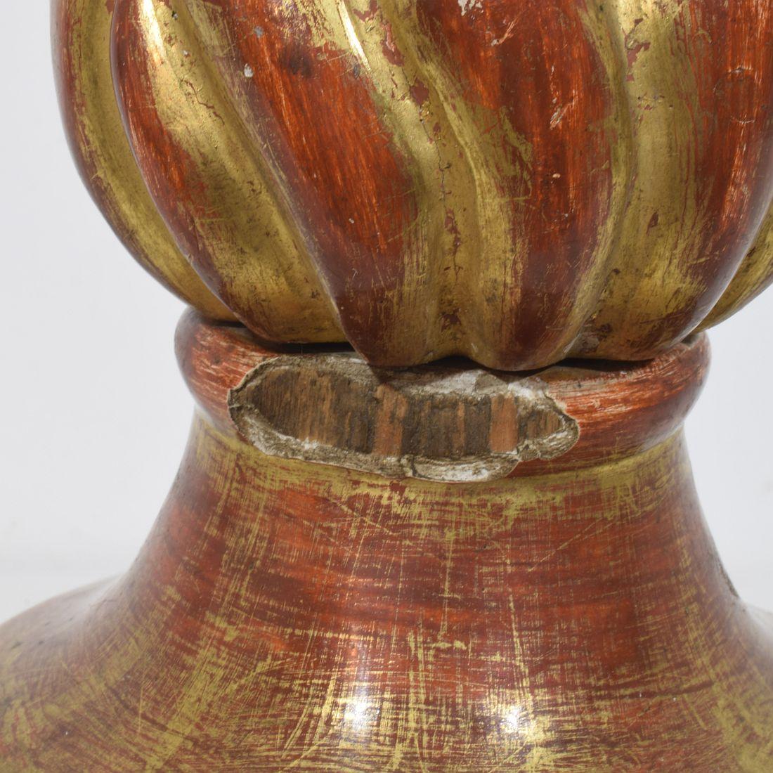 Adornos neoclásicos italianos de madera dorada tallada del siglo XIX en venta 13