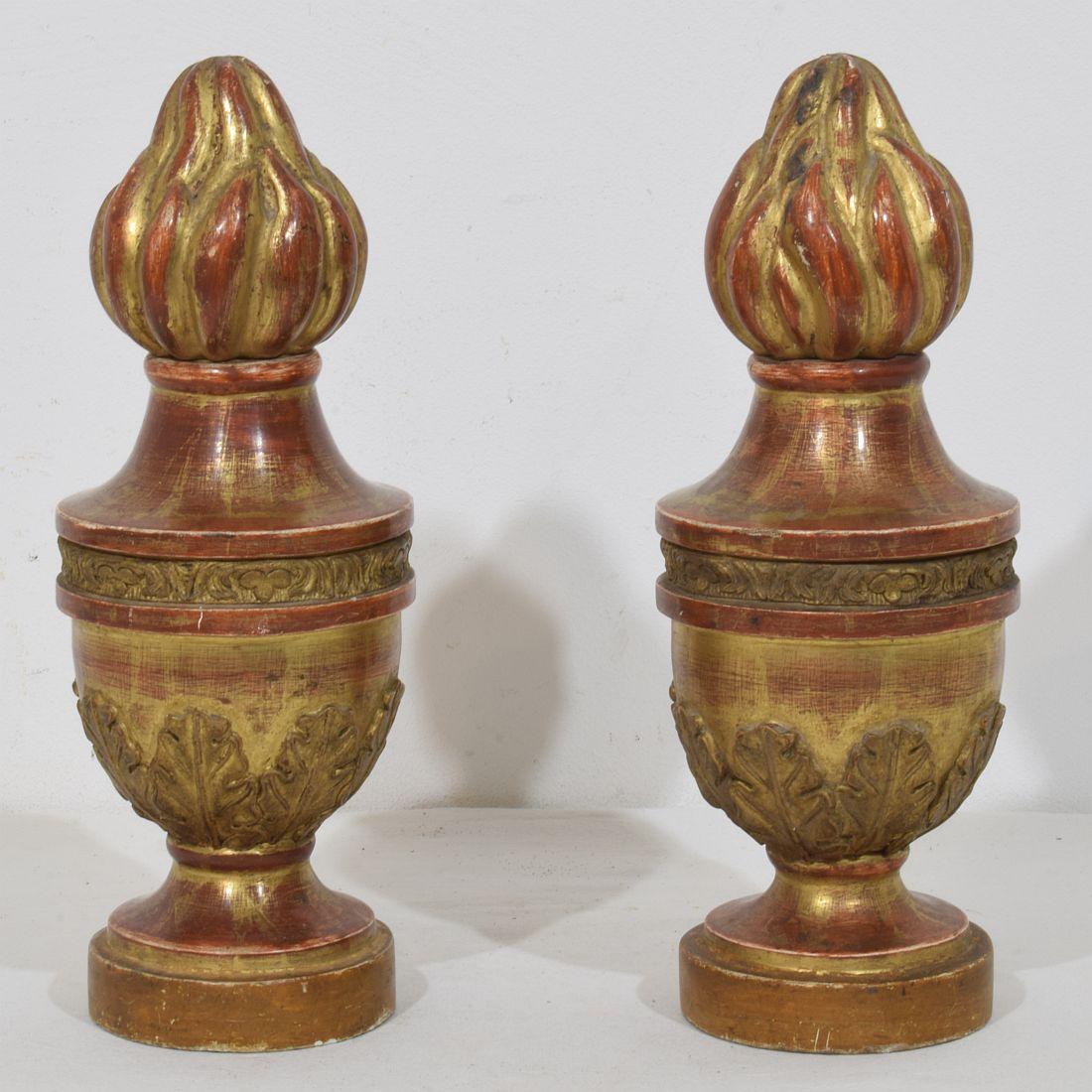 Precioso par de adornos de madera con restos de su dorado original. Italia, hacia 1800-1850.
Desgaste y pequeñas pérdidas.
H:29 cm  Anch:11cm Prof:11cm 